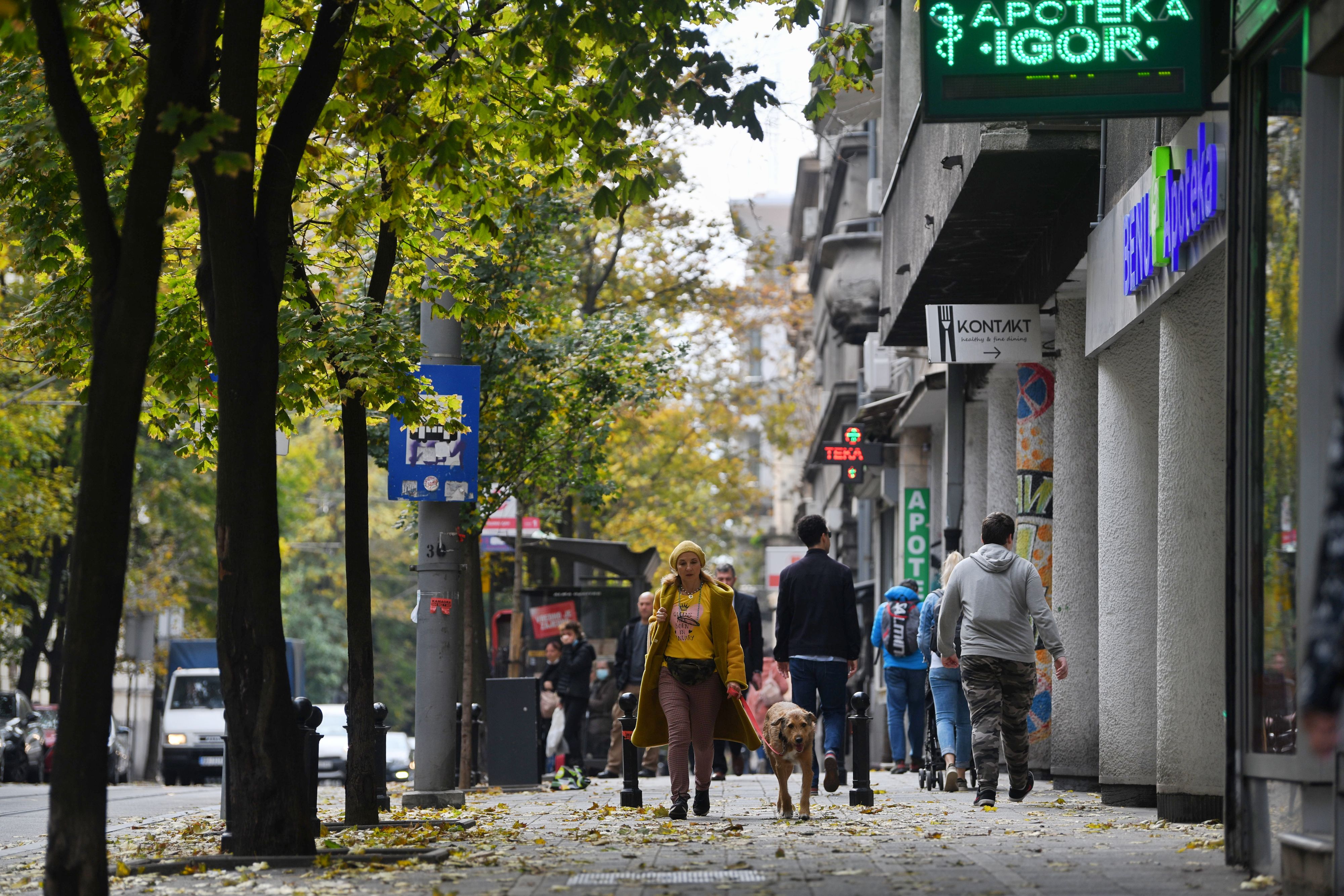 lepo vreme bulevar ljudi setaju