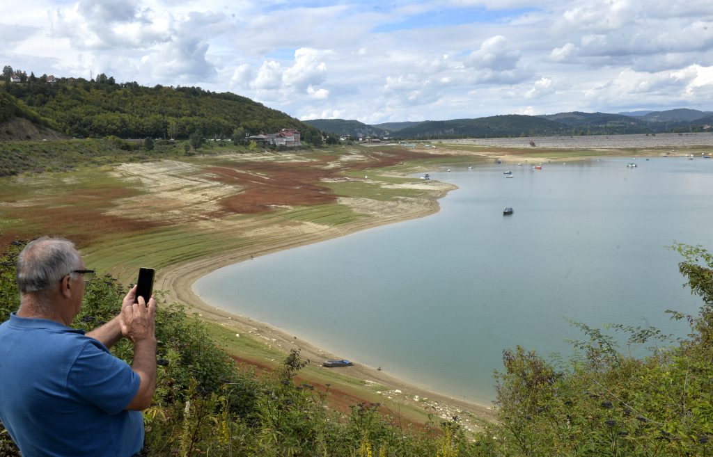 Nova Varos, 4. septembra 2022 - Zlatarsko jezero. Zbog neapamcene suse i povremenog rada hidroelektrana na Uvcu, nivo vode u akumulacijama na ovoj reci je skoro nezabelezen poslednjih decenija. FOTO TANJUG/ RADE PRELIC/bs