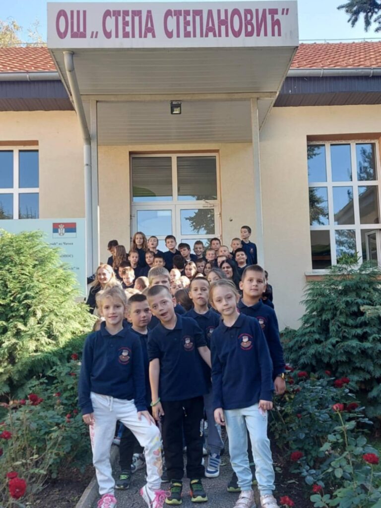 OŠ "Stepa Stepanović"  selo Gornja Gorevnica u selu kod Čačka. učenići nose uniforme školske uniforme