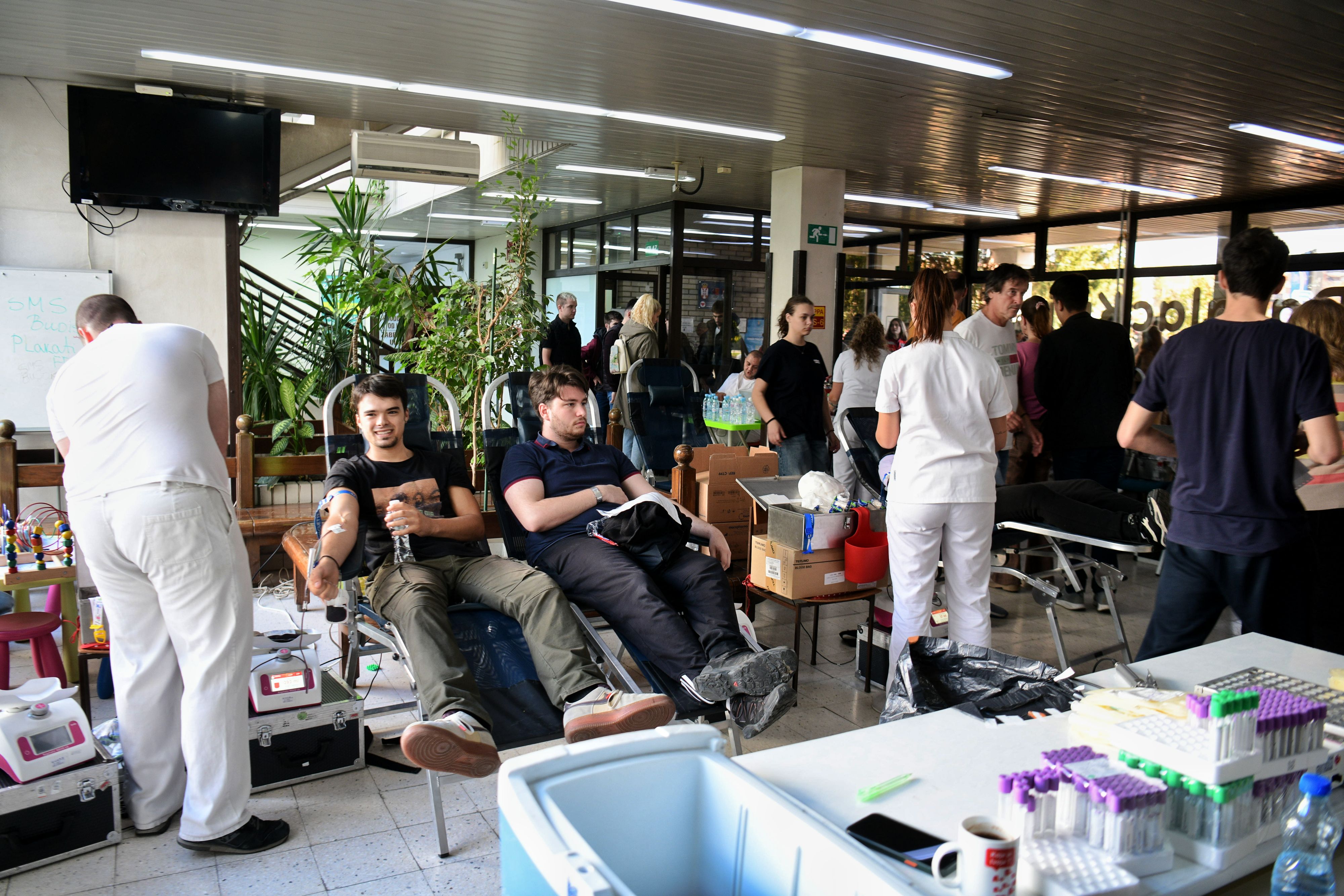 Zavod za transfuziju krvi  dobrovoljni davaoci krvi poslnesreće na Železničkoj stanici u Novom Sadu, dobrovoljno davanje krvi Foto: Filip Krainčanić/Novar.s