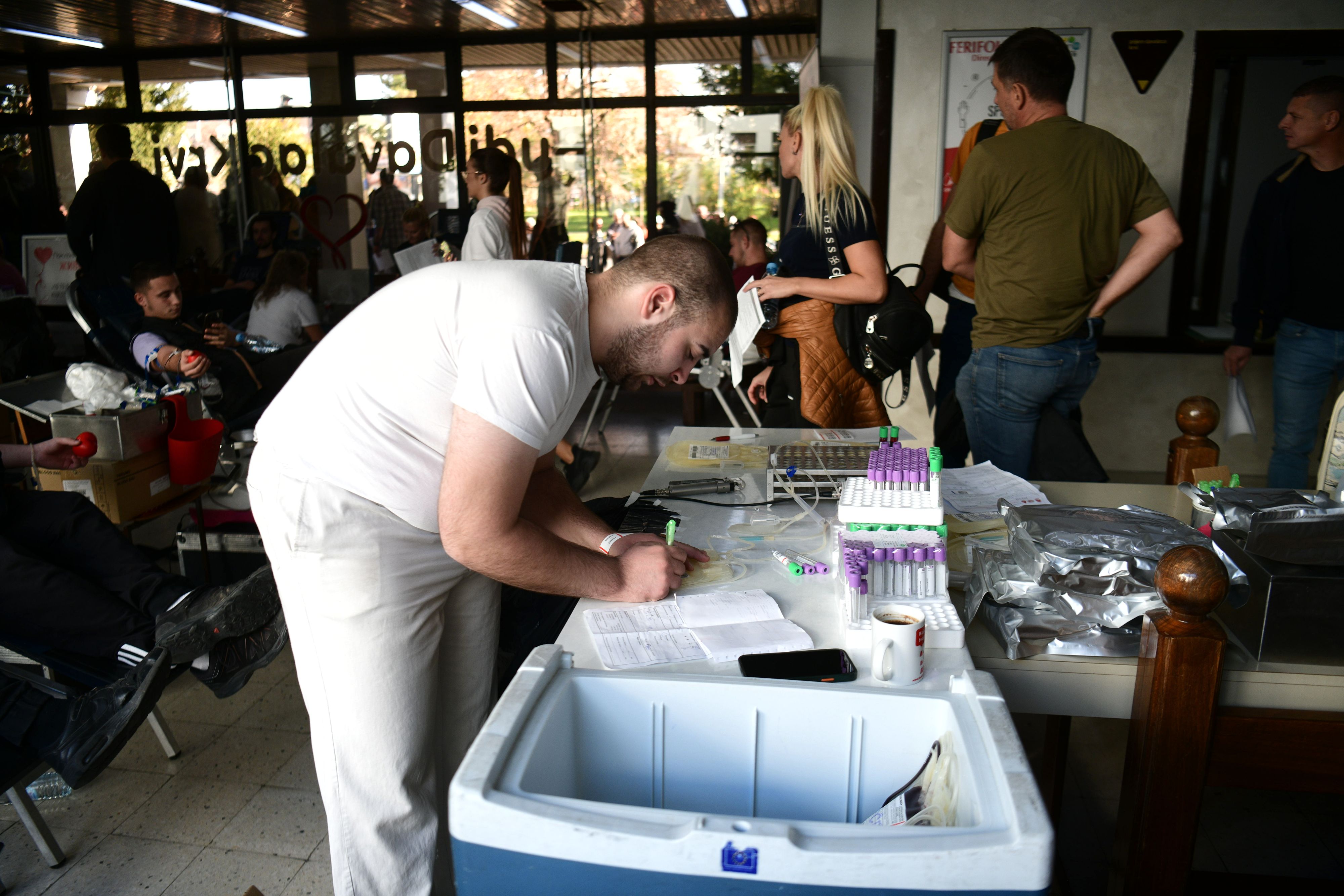 Novi Sad 02.11.2024. Zavod za transfuziju krvi Novi Sad, dobrovoljni davaoci krvi posle nesreće na Železničkoj stanici u Novom Sadu, dobrovoljno davanje krvi Foto: Filip Krainčanić/Novar.s