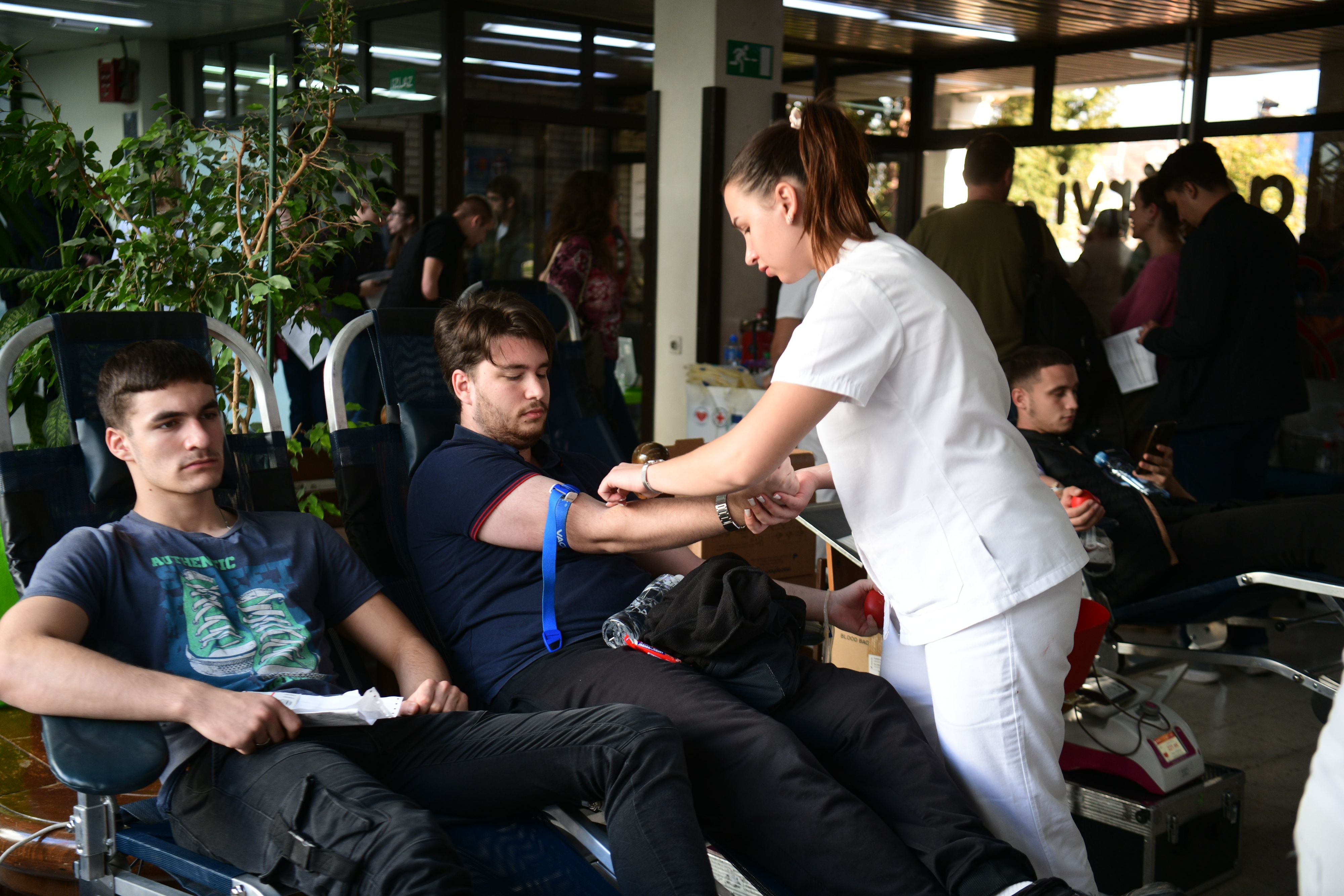 Novi Sad 02.11.2024. Zavod za transfuziju krvi Novi Sad, dobrovoljni davaoci krvi posle nesreće na Železničkoj stanici u Novom Sadu, dobrovoljno davanje krvi Foto: Filip Krainčanić/Novar.s