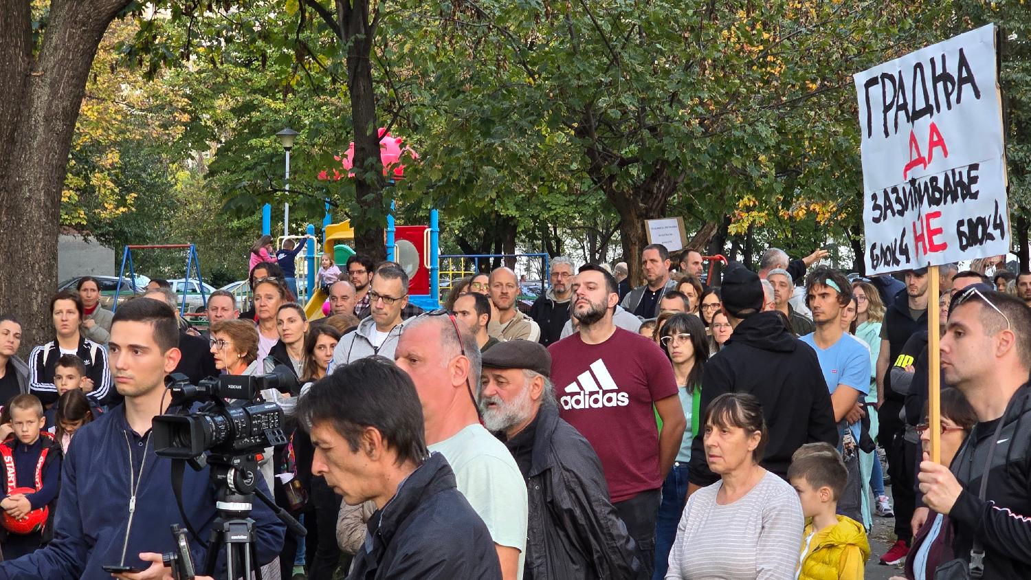 blokada tošinog bunara, Neformalna grupa građana "Zaštitimo blok 4"