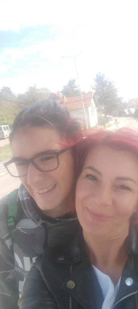 Milica Nikolić i njen sin sa autizmom Lazar.