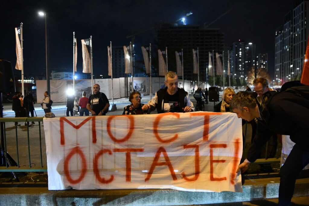 Beograd 31. oktobar 2024. Stari Savski most pred demontiranje i zatvaranje, rušenje, Protest za odbranu mosta. Most ostaje transparent Foto: Vesna Lalić/Nova.rs