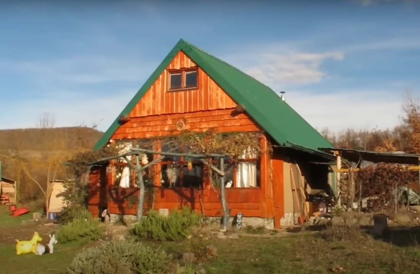 Bračni par napravio kuću od slame