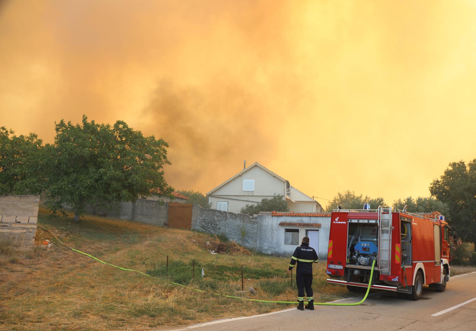 Veliki požar u zaleđu Skradina, gase ga brojni vatrogasci i četiri kanadera