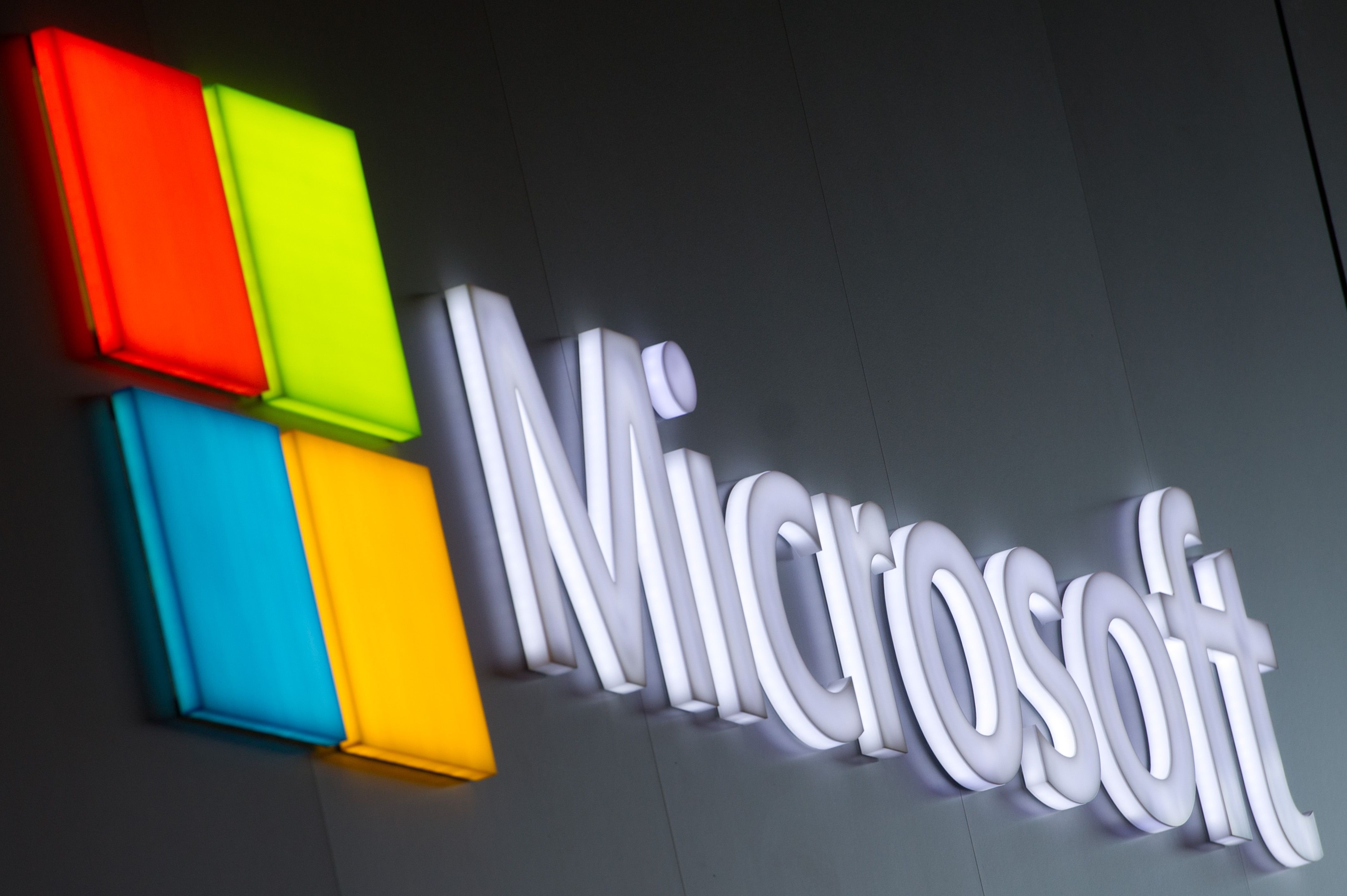EU fines Microsoft 561 million euros for antitrust breach Majkrosoft