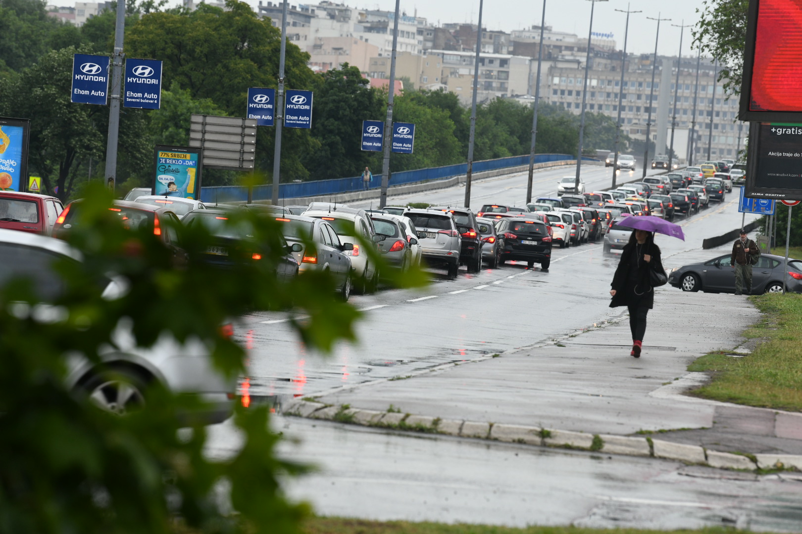 Beograd 26.05.2020. Kiša, loše vreme, nevreme, Brankov most, zastoj, gužva, automobili Foto: Vesna Lalić/Nova.rs