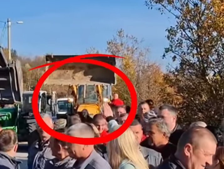 bager Užice duboko 04.11.2024 blokada  Rano jutros građani Užica, predvođeni udruženjem „Da (ne) dišemo Duboko“, blokirali su i dovoz smeća
iz svog grada na deponiju,