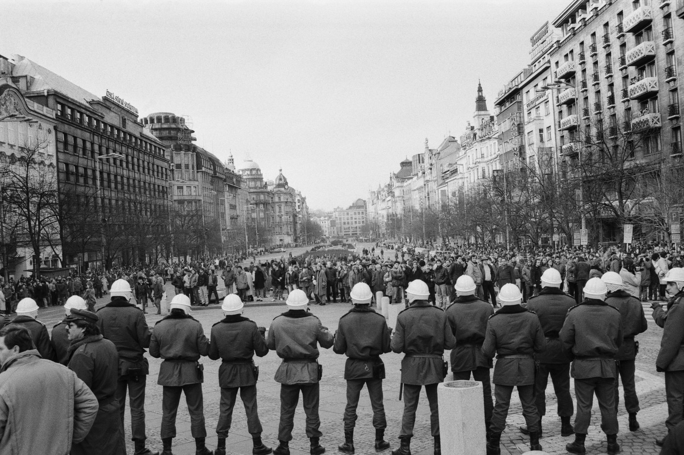 Řada příslušníků SNB během demonstrace k 20.výročí upálení Jana Palacha v Praze na Václavském náměstí.,Image: 669932028, License: Rights-managed, Restrictions: , Model Release: no, Credit line: Humpálová Zuzana / ČTK / Profimedia