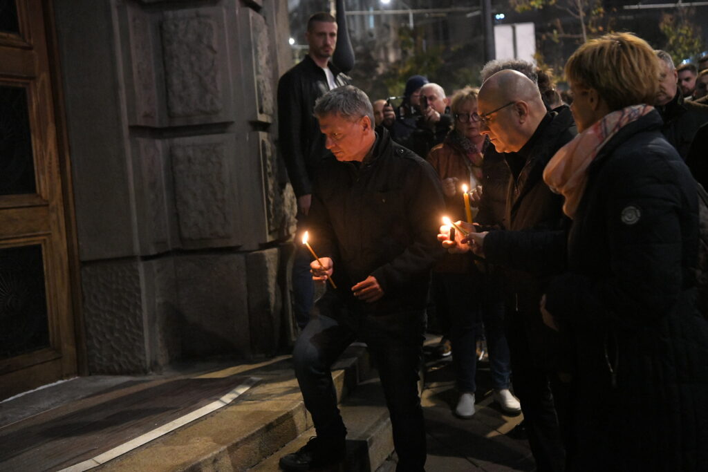 Beograd 04.11.2024. Skup, paljenje sveća. Narodni pokret Srbije ispred zgrade Vlade Srbije Foto: Amir Hamzagić/Nova.rs