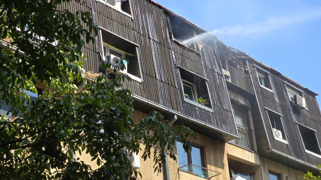 Mesto: Beograd
Datum: Thu Aug 22 12:15:59 CEST 2024
Dogadjaj: HRONIKA - na krovu zgrade u Vlašićkoj ulici na Karaburmi izbio je požar
Fotoreporter: Marko Dragoslavić
Izvor: FoNet