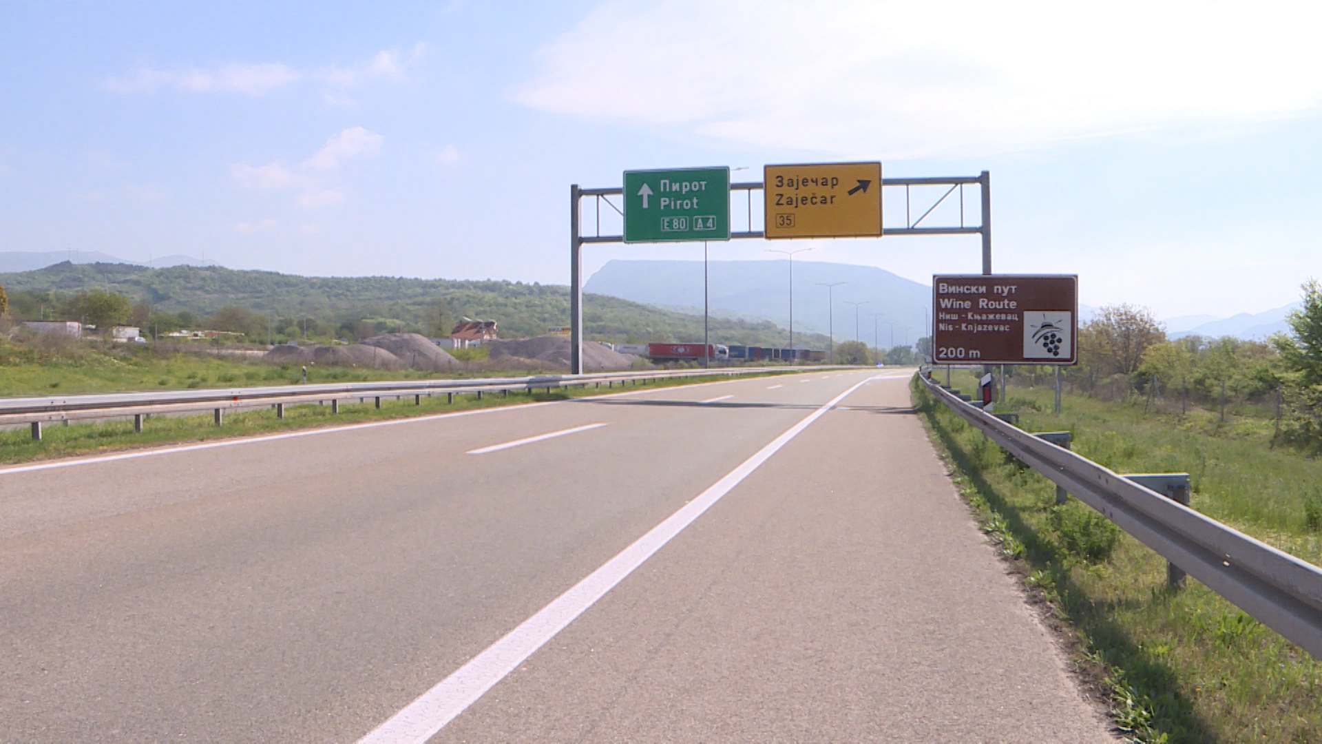 Zbog požara obustavljen saobraćaj na jednoj traci autoputa Leskovac-Niš