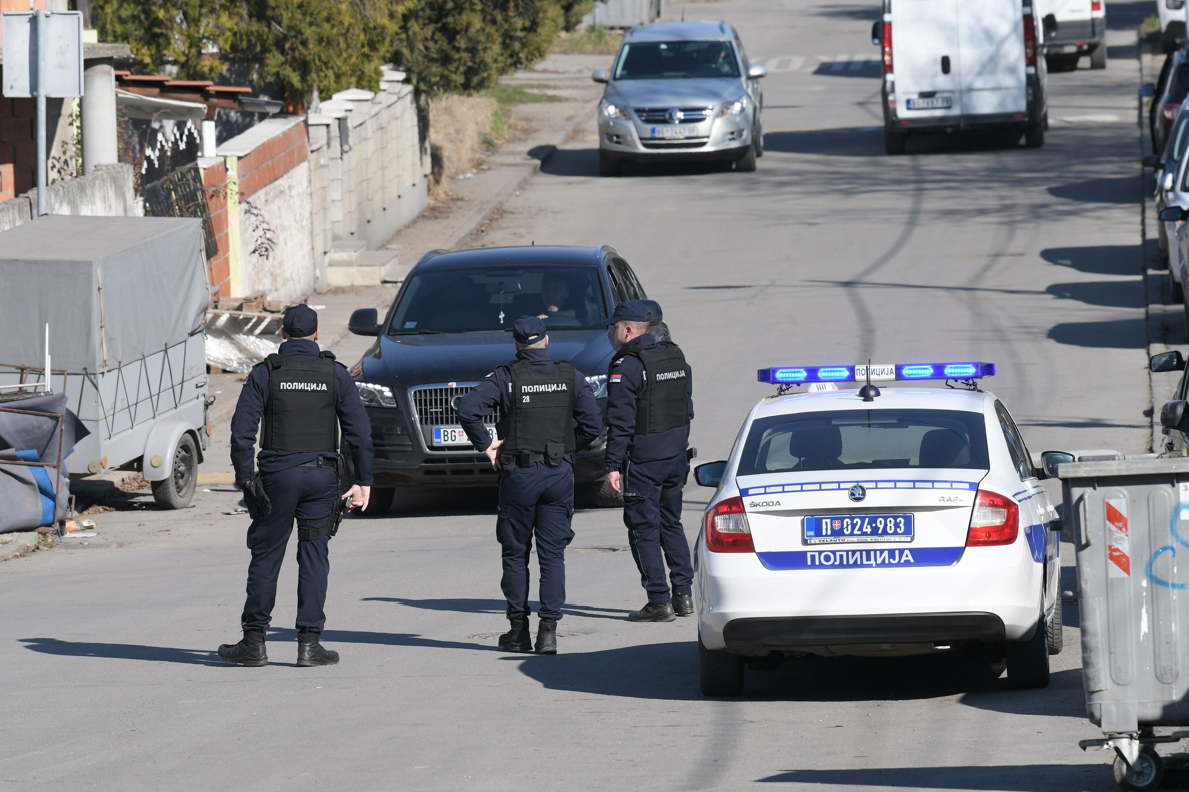 Beograd 17. februar 2024. Zemun ubistvo policija uvidjaj, Kumanovskoj ulici u Zemunu dogodila se upucnjava u kojoj je jedan muškarac ubijen, policajac ledja policijska traka   Foto:Goran Srdanov/Nova.rs
