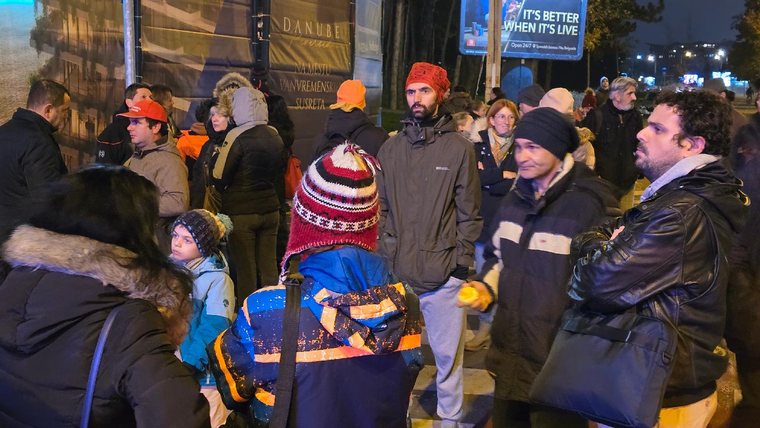 Beograd 15.11.2024. Inicijativa "Odbranimo Jugu" organizovala je danas protestni skup zbog rušenja jednog od prepoznatljivijih simbola Beograda, hotela "Jugoslavija". Foto: FoNet/Marko Dragoslavić