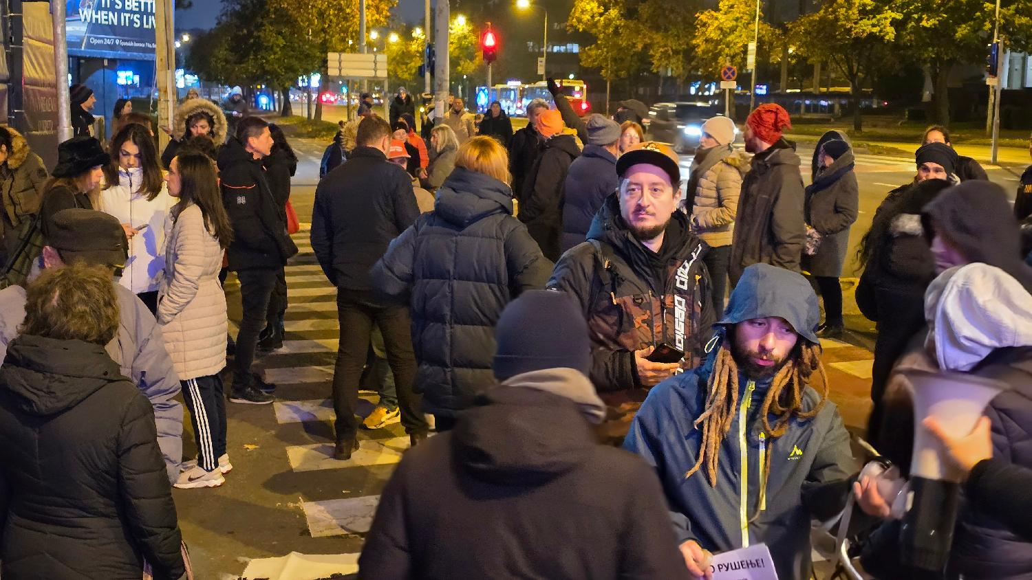 Beograd 15.11.2024. Inicijativa "Odbranimo Jugu" organizovala je danas protestni skup zbog rušenja jednog od prepoznatljivijih simbola Beograda, hotela "Jugoslavija". Foto: FoNet/Marko Dragoslavić