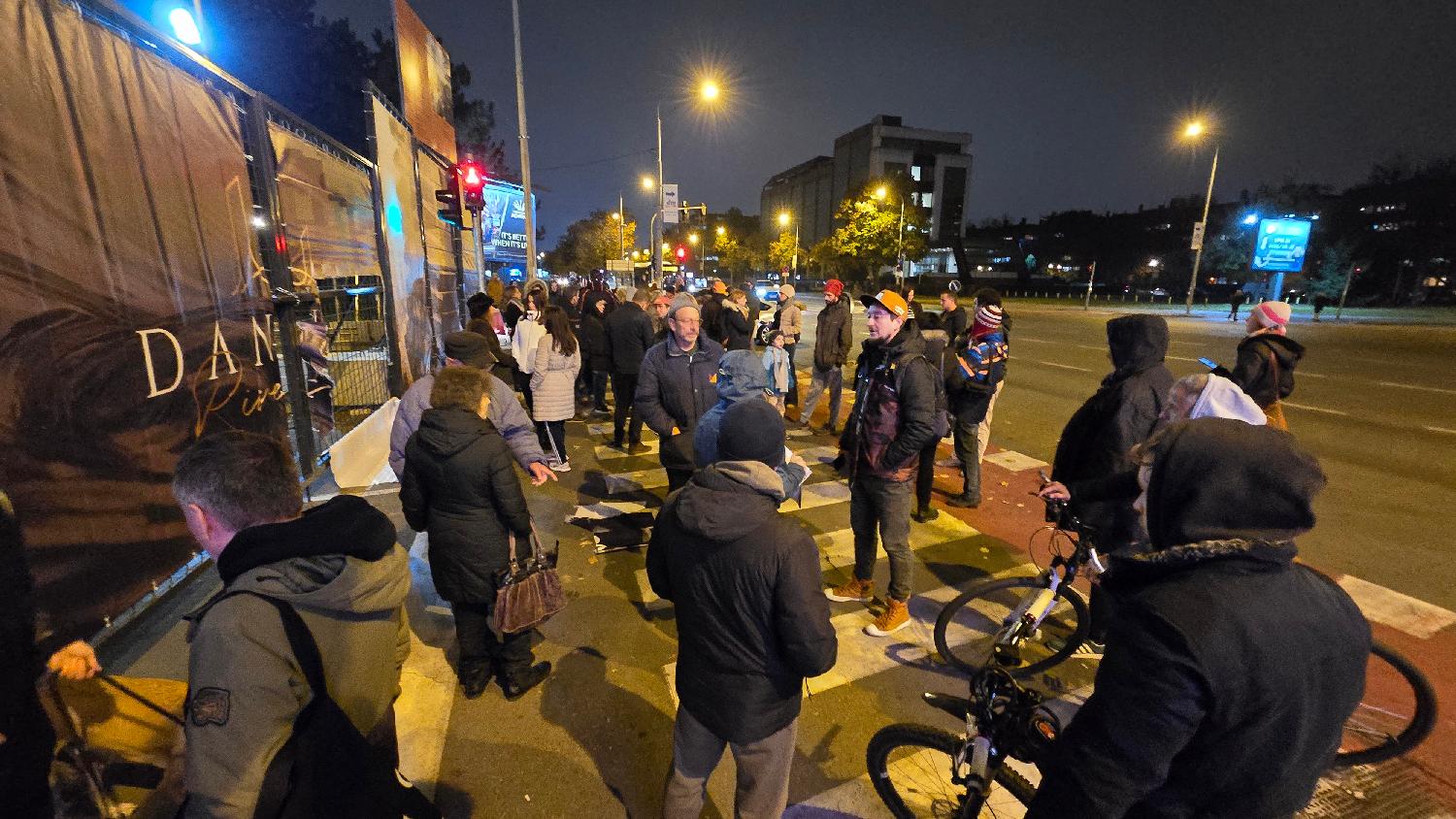 Beograd 15.11.2024. Inicijativa "Odbranimo Jugu" organizovala je danas protestni skup zbog rušenja jednog od prepoznatljivijih simbola Beograda, hotela "Jugoslavija". Foto: FoNet/Marko Dragoslavić