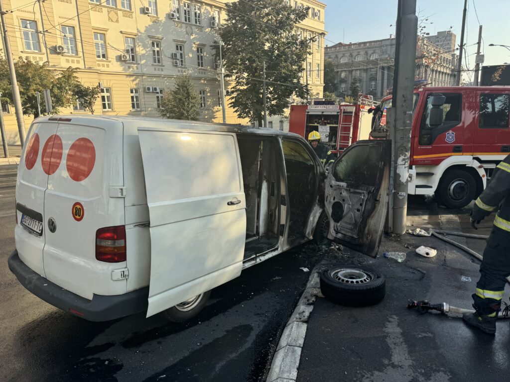 Beograd 04.09.2024. Zapaljen kombi, automobil koji prevozi novac, pare kod Vaznesenjske crkve. Kombi za prenos novca Foto: Vladisalv Mitić/Nova.rs