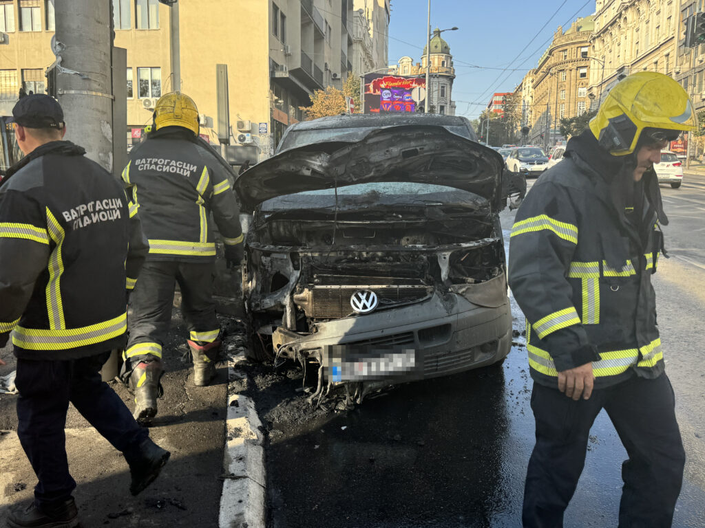 Beograd 04.09.2024. Zapaljen kombi, automobil koji prevozi novac, pare kod Vaznesenjske crkve. Kombi za prenos novca Foto: Vladisalv Mitić/Nova.rs