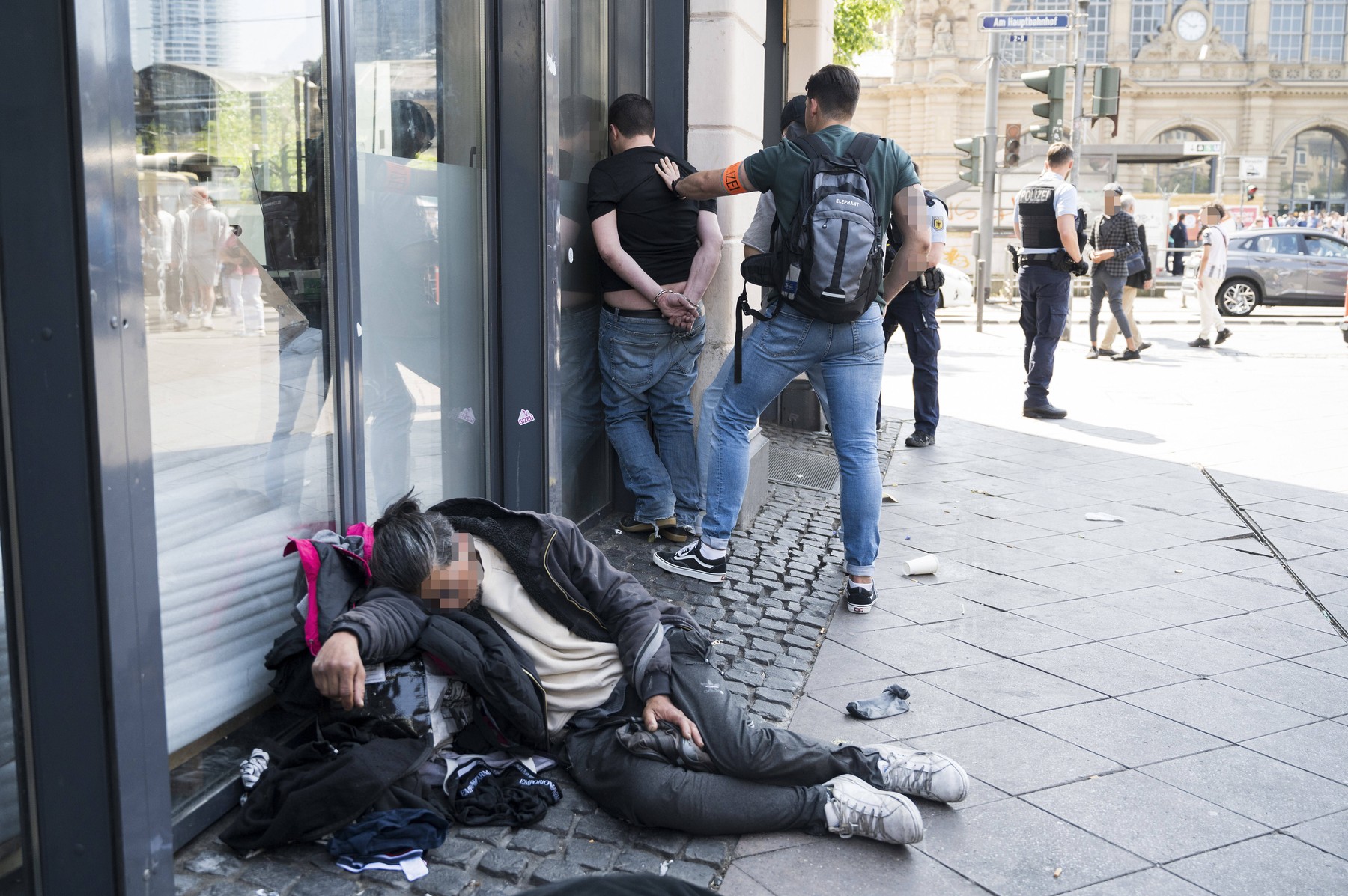Schlägerei und Polizeieinsatz 02.06.2023 Frankfurt Schlägerei unter Drogenabhängigen auf der Kaiserstraße am Hauptbahnho