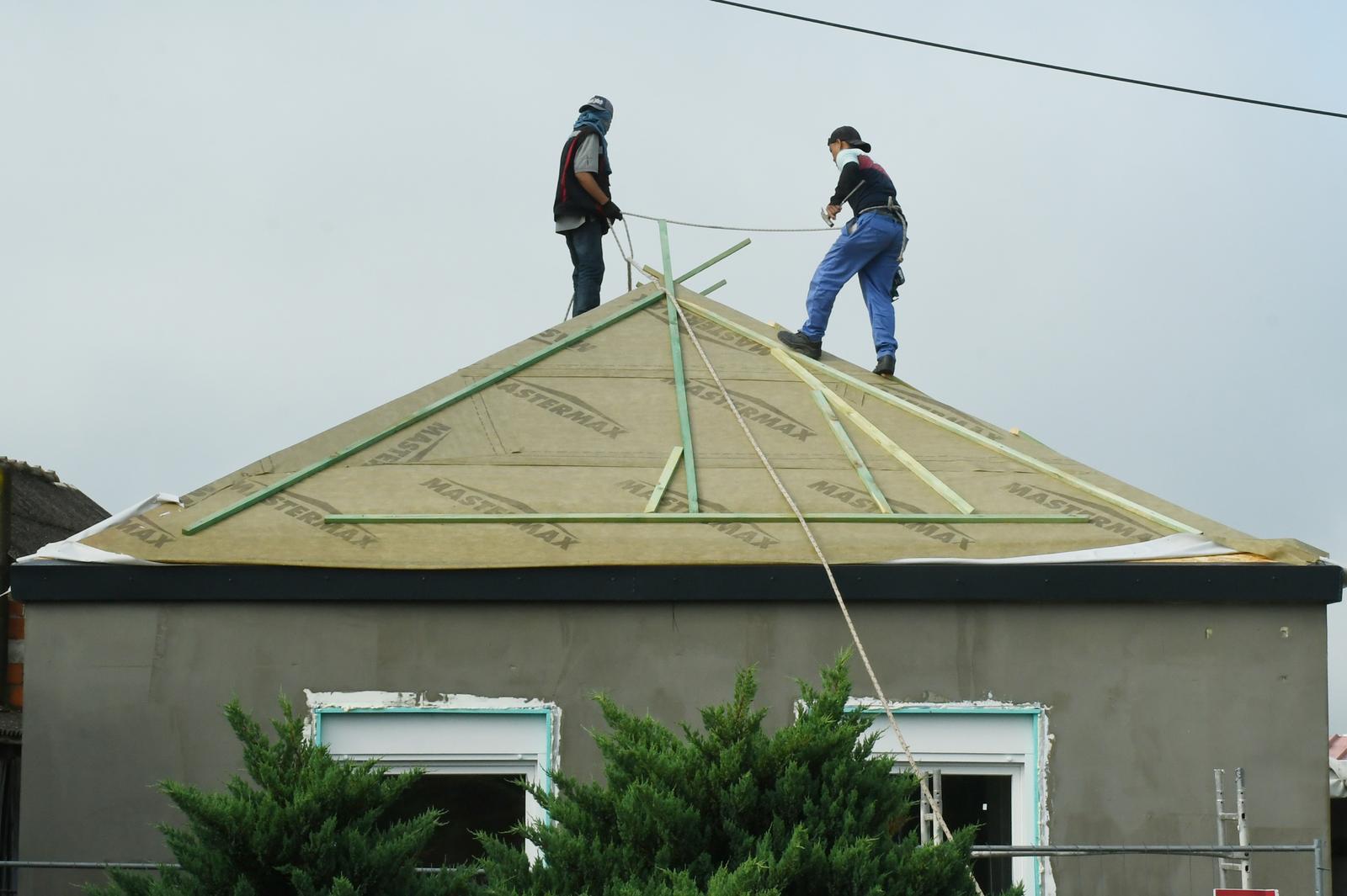 Sela: Tijekom sinoćnjeg nevremena kiša probila u prvu zamjensku kuću koja se gradi u sklopu obnove