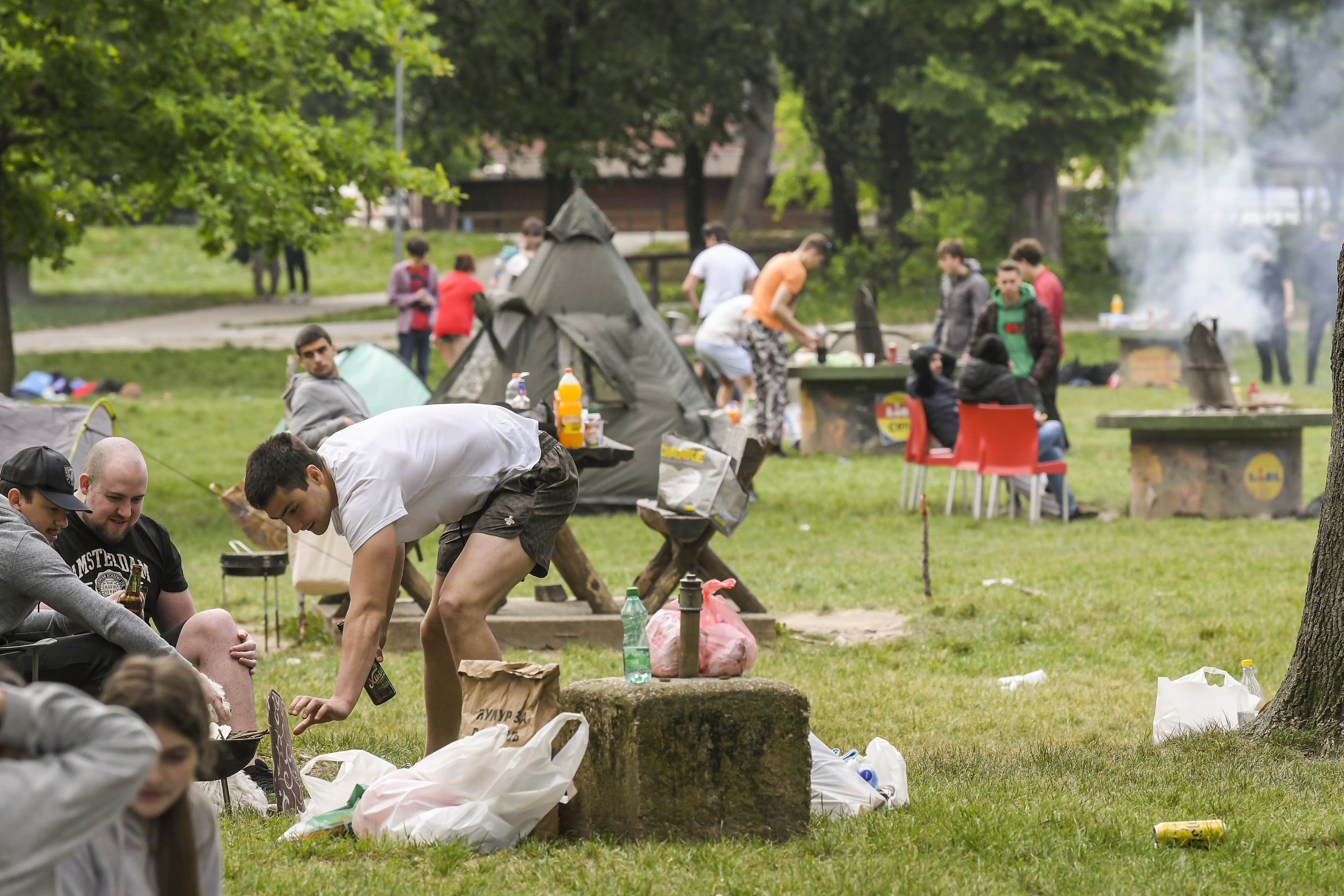 Beograd 01. maj 2024. Prvomajski uranak, tadicionalno okupljanje građana u prirodi kraj rostilja povodom Međunarodnog praznika rada, 1. maja Foto:Goran Srdanov/Nova.rs