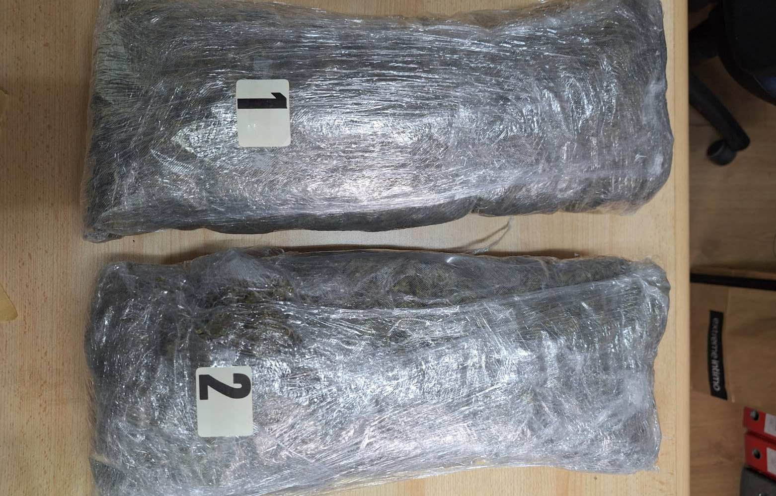 Užice, droga, marihuana U Užicu su uhapšeni N. M. (2002) i U. M. (2002) iz ovog grada zbog postojanja osnova sumnje da su izvršili krivično delo neovlašćena proizvodnja i stavljanje u promet opojnih droga.