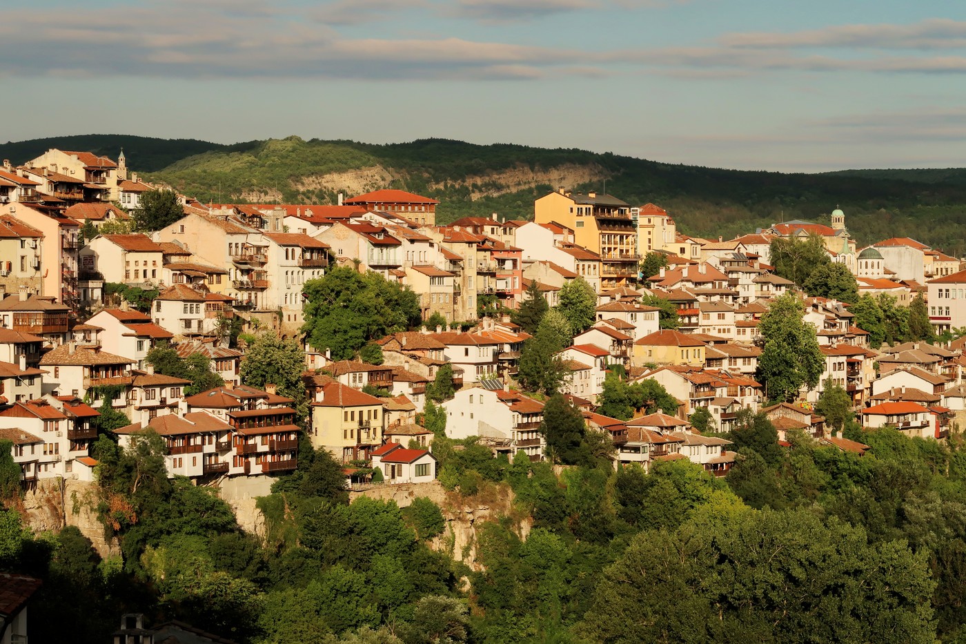 View onto the old town of Veliko Tarnovo at sunset,  Veliko Tarnovo,  Bulgaria 2022,Image: 876501655, License: Royalty-free, Restrictions: , Model Release: no, Credit line: Anja Köberle / Panthermedia / Profimedia