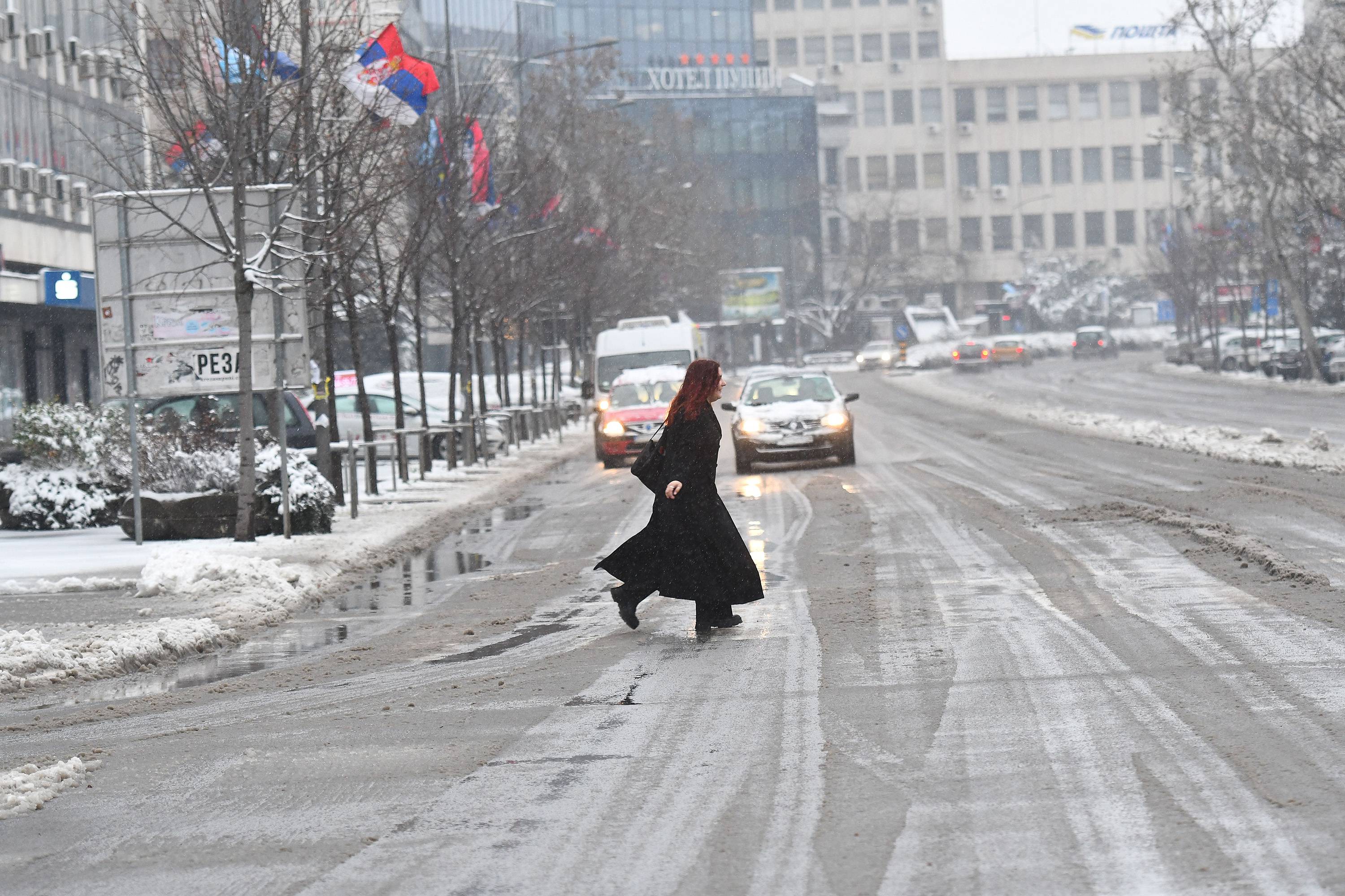 Novi Sad, 8.01.2024. - Prvi sneg ove godine pada od nocas u Novom Sadu. Zima kao da je cekala da prodju praznici, pa da pokaze svoje pravo lice. (BETAPHOTO/DRAGAN GOJIC)