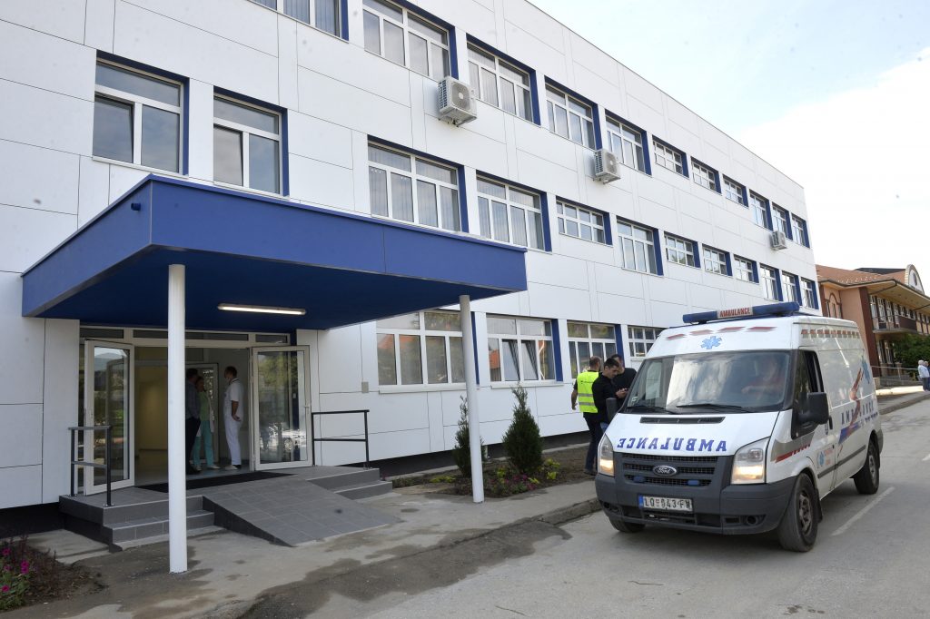 Loznica, 4. juna 2020.- Opsta bolnice. Predsednik Srbije Aleksandar Vucic posetice danas Loznicu, gde ce otvoriti rekonstuirana odeljenja Opste bolnice, kao i fabriku "Adient". FOTO TANJUG/ RADE PRELIC / nr