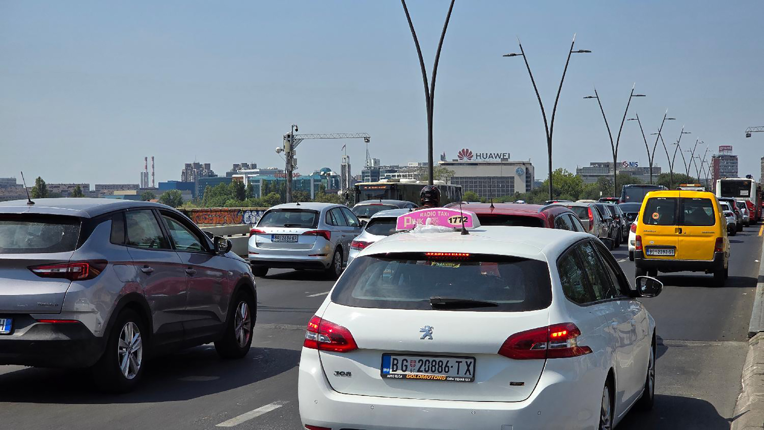 Mesto: Beograd
Datum: Wed Aug 21 12:15:47 CEST 2024
Dogadjaj: DRUŠTVO - zbog asfaltiranja trake na Brankovom mostu u smeru ka Novom Beogradu, nastao je saobraćajni haos na mostu i u gradu
Fotoreporter: Marko Dragoslavić
Izvor: FoNet