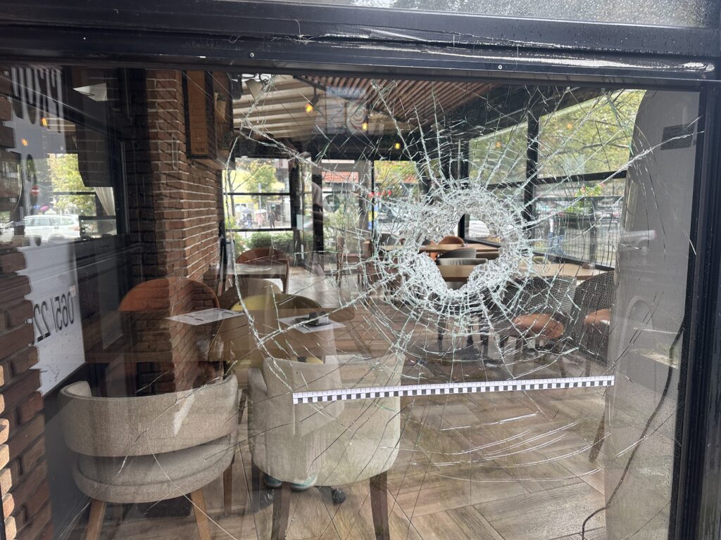Razbijeno staklo na Vračaru, radnik koji skoro svakog dana otvara kafić primetio je nepoznati predmet - navodno bombu, između stolova, a onda i rupu na staklu