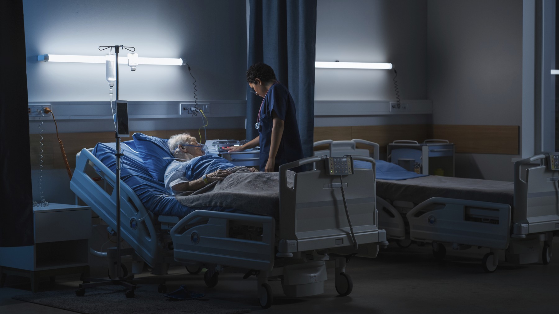 Man wearing oxygen mask in hospital bed.,Image: 603828370, License: Royalty-free, Restrictions: Model Released
100662, 100667, Model Release: yes, Credit line: GORODENKOFF PRODUCTIONS / Sciencephoto / Profimedia