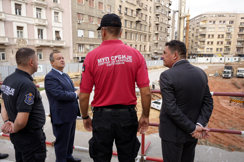 Ivica Dačić obišao je lokaciju u Vlajkovićevoj ulici u Beogradu na kojoj je danas oko 13,53 časova, prilikom izvođenja radova, pronađena eksplozivna naprava