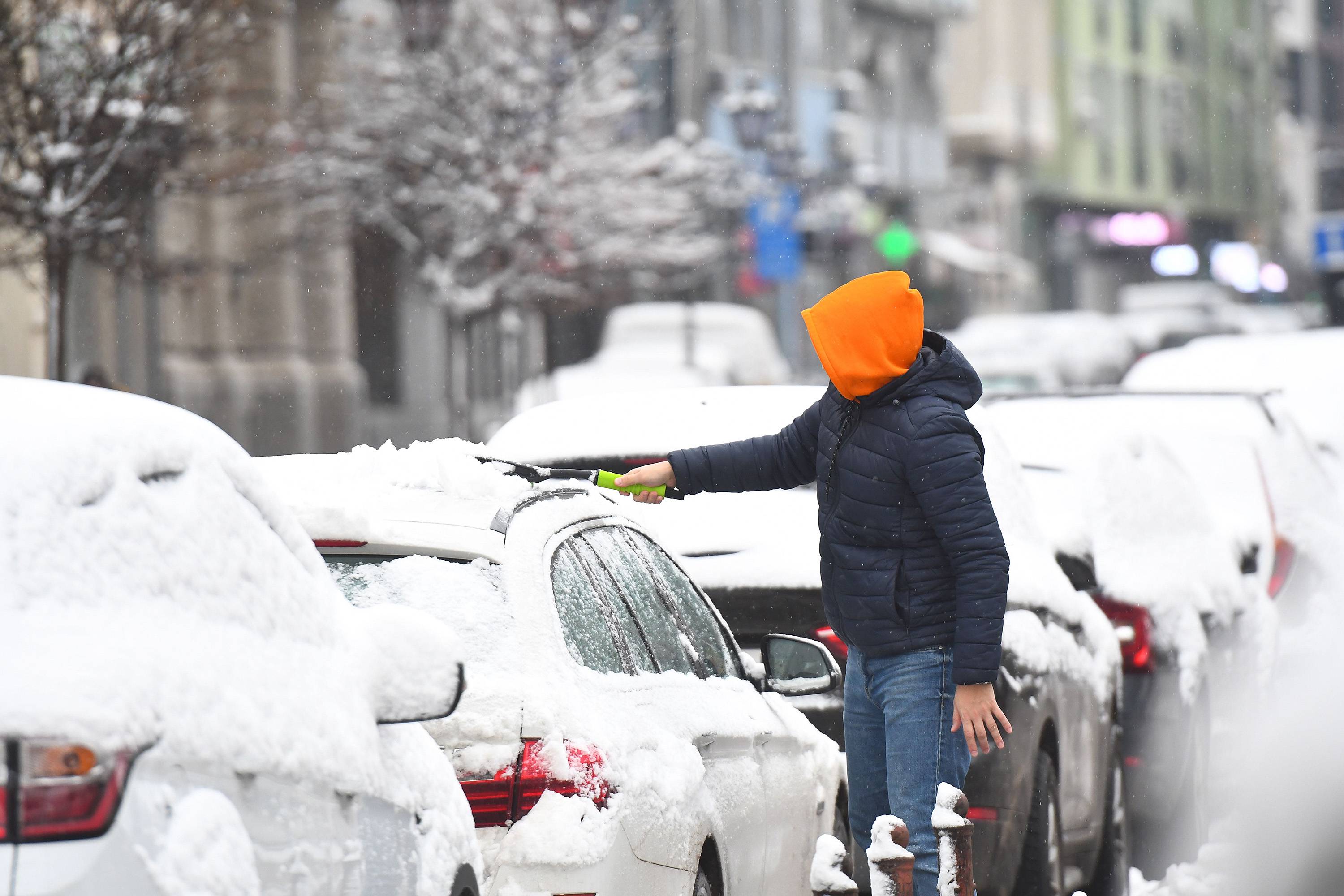 Novi Sad, 8.01.2024. - Prvi sneg ove godine pada od nocas u Novom Sadu. Zima kao da je cekala da prodju praznici, pa da pokaze svoje pravo lice. (BETAPHOTO/DRAGAN GOJIC)