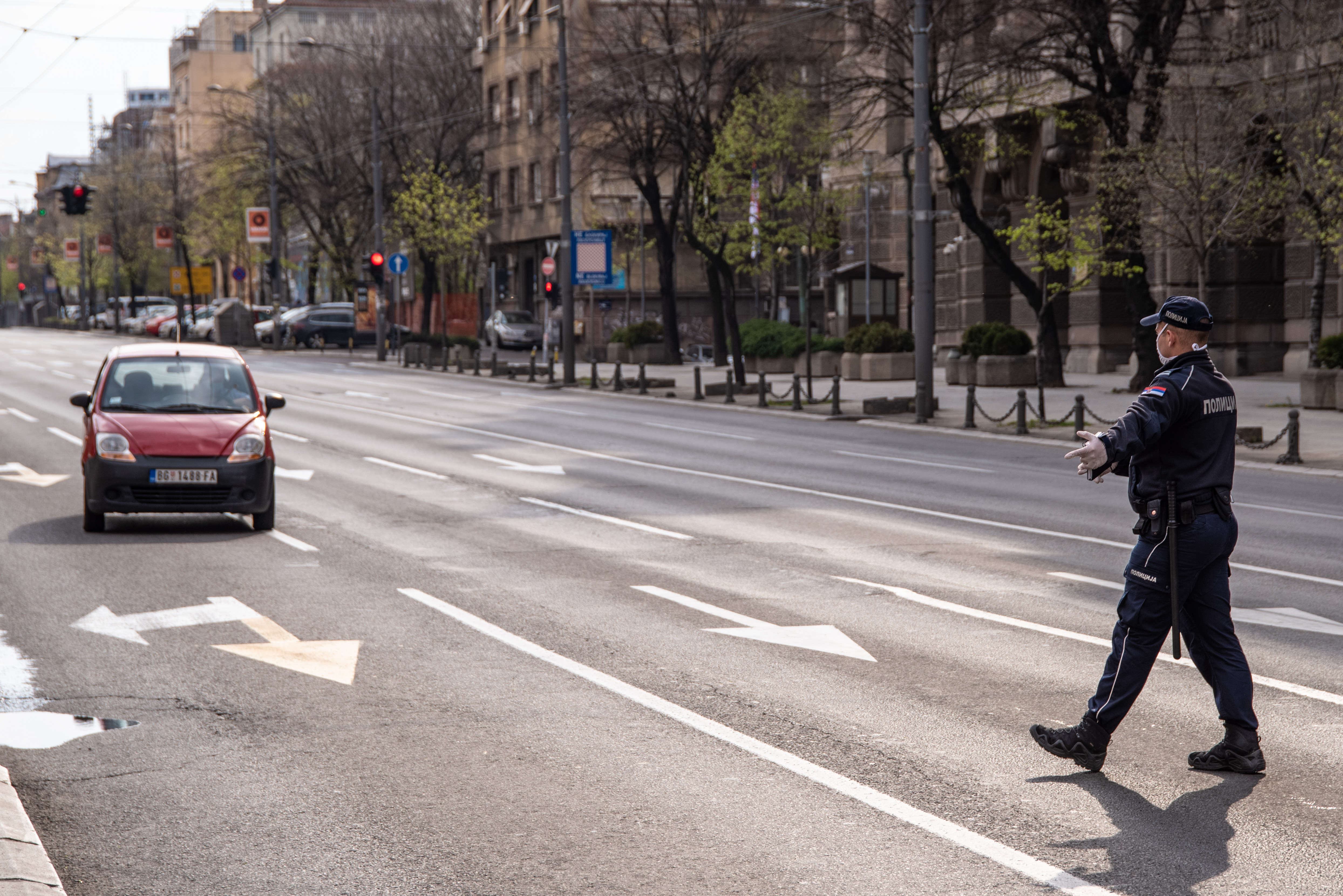 Beograd 05.04.2020. Vanredno stanje, koronavirus, zabrana kretanja 40 sati, vikend, pandemija, zatvoreno, lepo vreme, nema ljudi, sunčan dan, proleće, policija, zaustavljanje automobila Foto:Dragan Mujan/Nova.rs