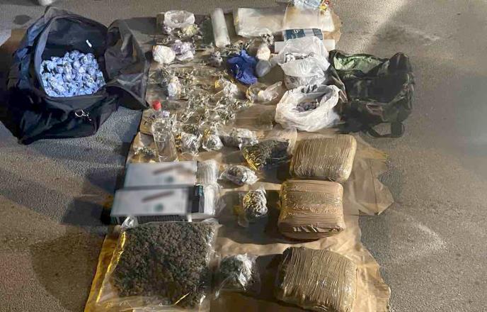 Pripadnici Ministarstva unutrašnjih poslova u Novom Sadu zaplenili su oko 6, 5 kilograma narkotika i uhapsili N. P. (25) iz Sombora, zbog
postojanja osnova sumnje da je učinio krivično delo neovlašćena proizvodnja i stavljanje u promet opojnih droga.