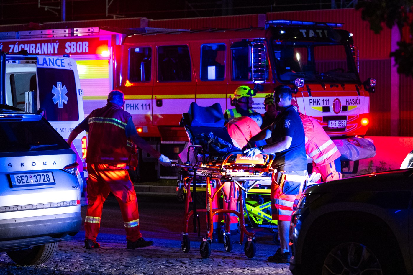 železniční nehoda, srážka vlaků, zastávka Pardubice centrum, hasiči, záchranáři, nosítka