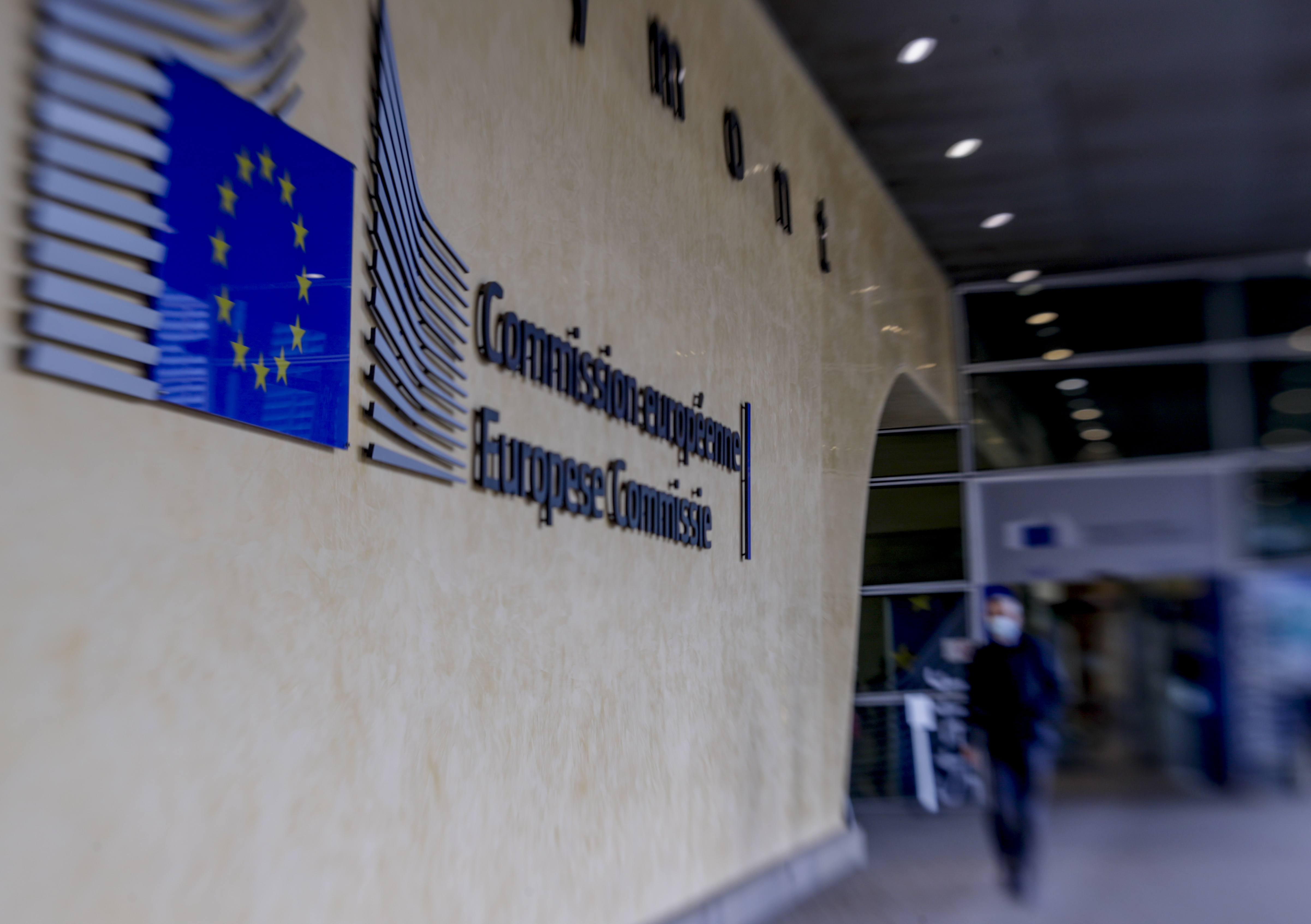 evropska komisija European flags at European Commission headquarters in Brussels