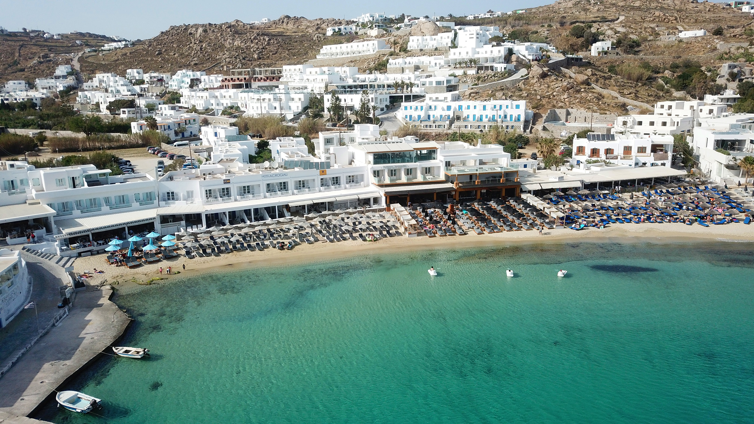 Mykonos, Cyclades / Greece - May 01 2018: Aerial drone, bird's eye view photo of famous beach of Platy Gialos Ovo je čovjek koji stoji iza najozloglašenijeg restorana na Mediteranu: Besramno pljačka turiste i uživa u luksuzu