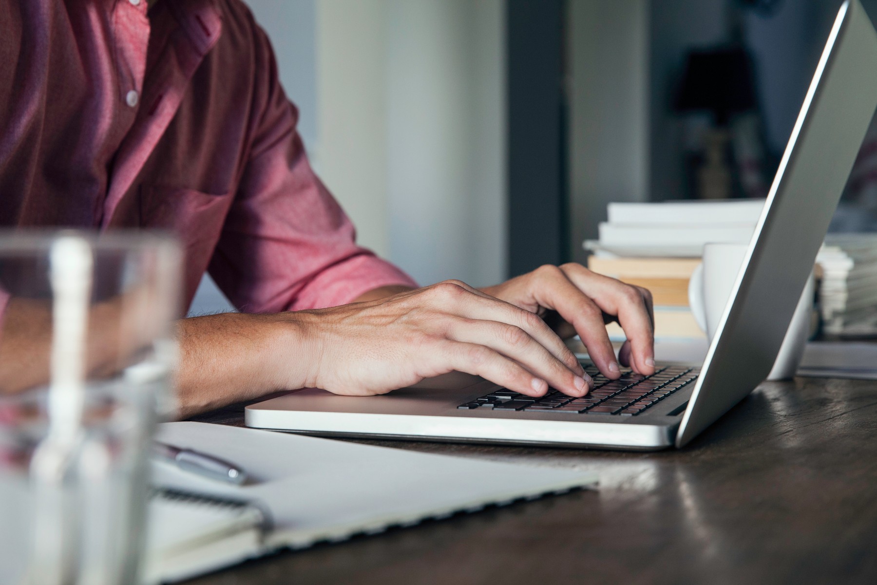 pisac pise na kompjuteru, kompjuter, Man typing on laptop computer, cropped