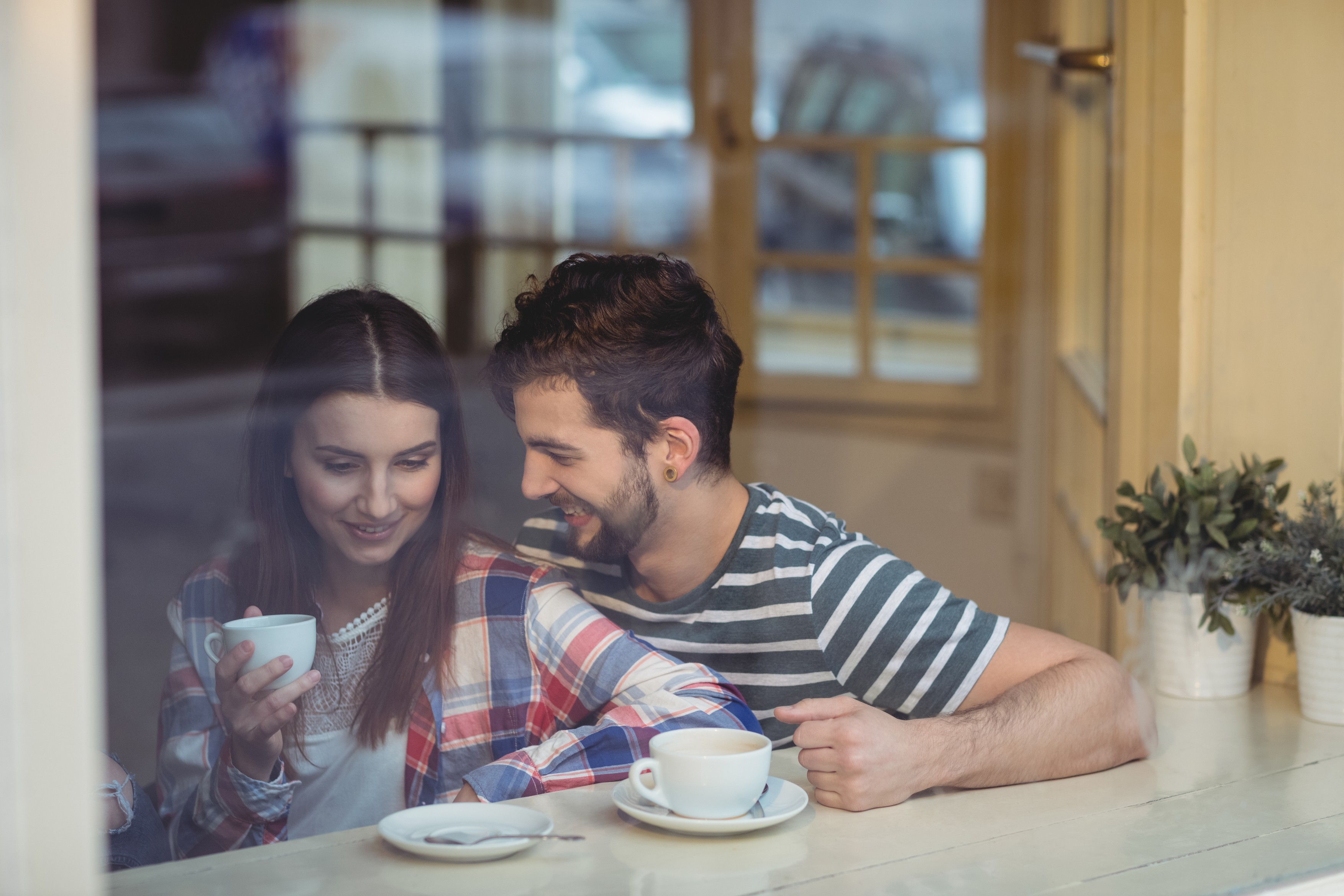 Cheerful young couple talking at coffee shop,Image: 309042034, License: Rights-managed, Restrictions: , Model Release: yes, Credit line: Wavebreak Media LTD / Wavebreak / Profimedia