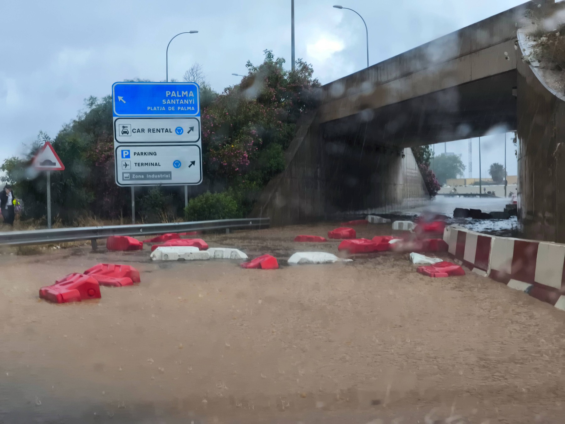 20240611 Unwetter auf Mallorca PALMA, SPAIN - JUNE 11 2024 : Wassermassen am Flughafen in Palma nach Unwetter at - Unwet