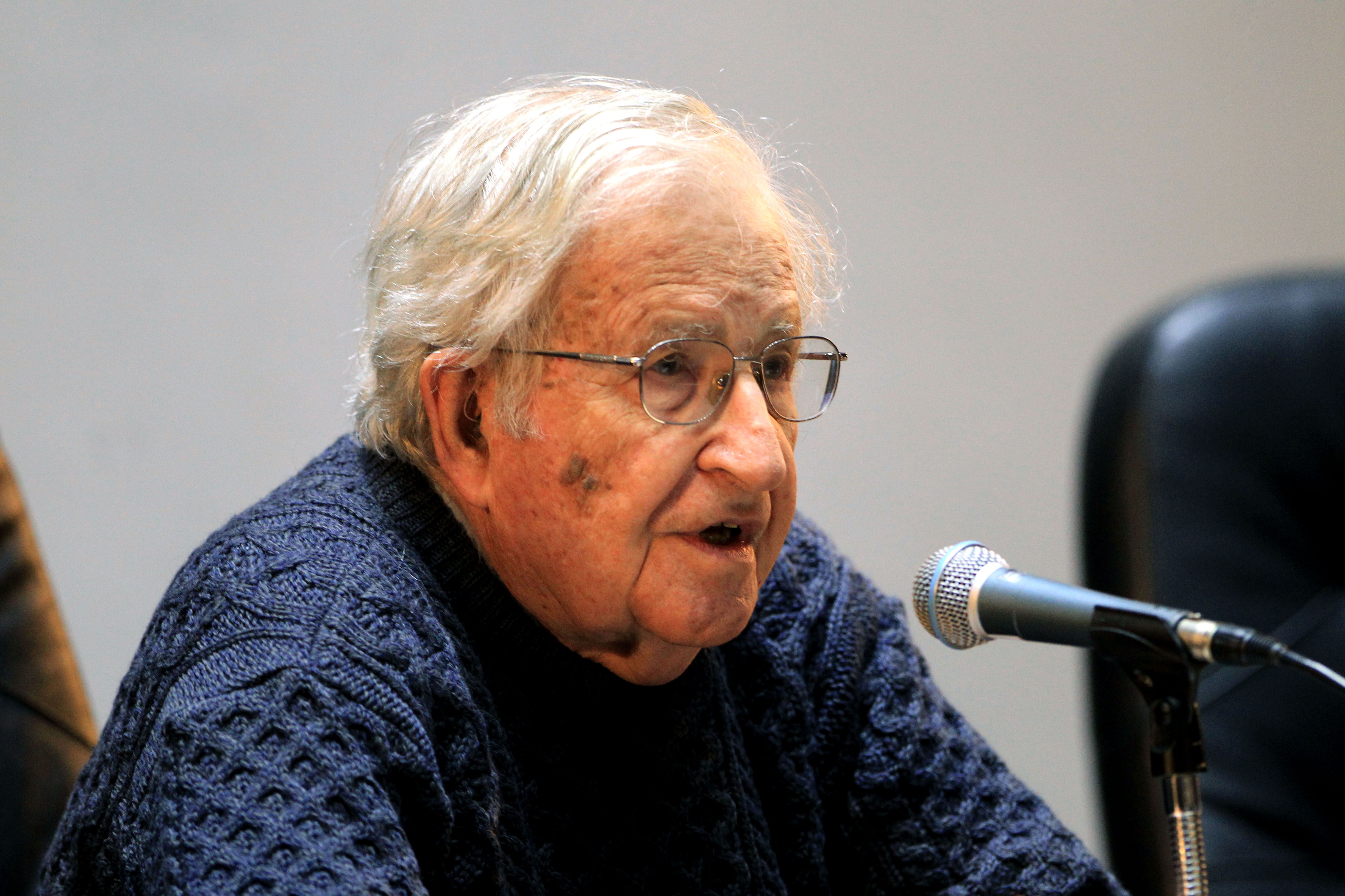 Noam Čomski
epa06093173 US linguist Noam Chomsky attends the conference 'The challenges to construct solidary democracies' in Montevideo, Uruguay, 17 July 2017.  EPA/Raul Martinez