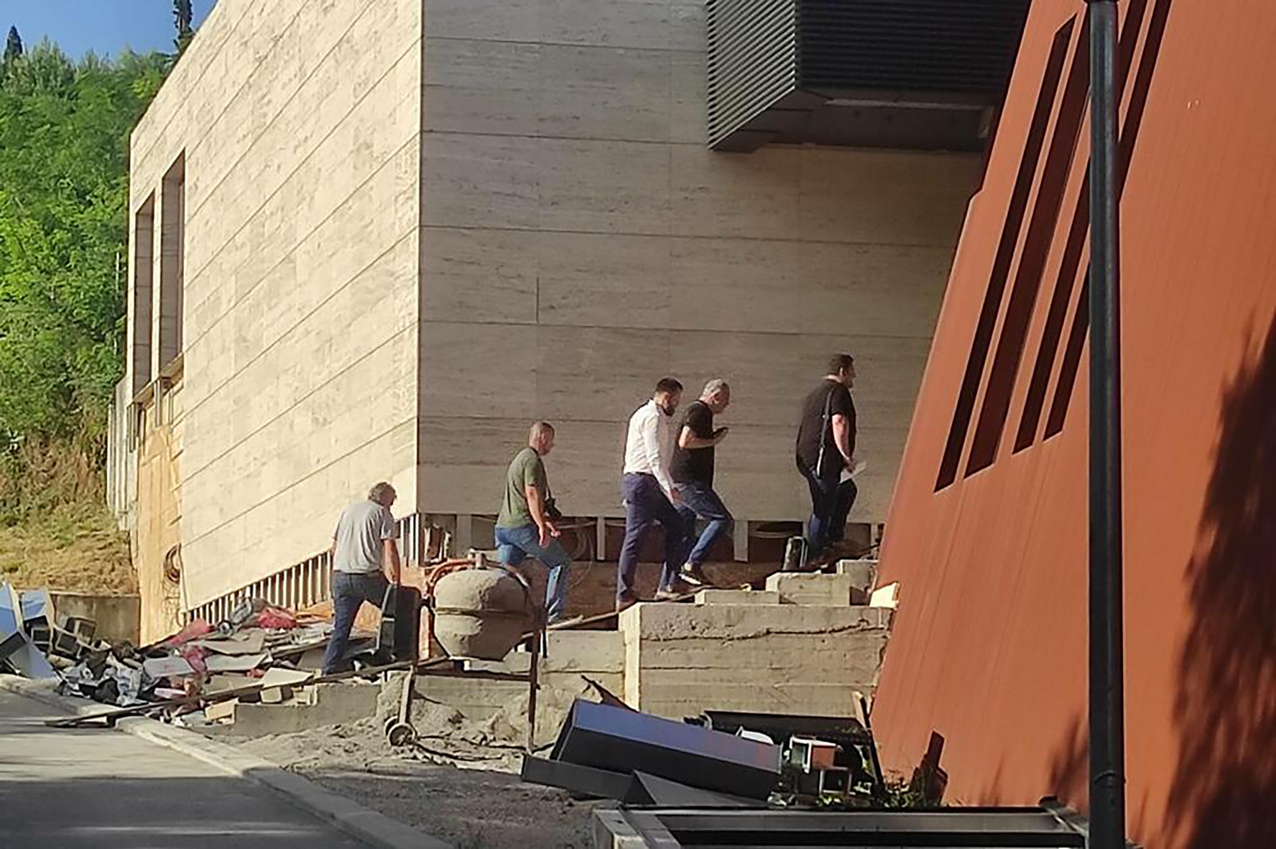 Crna Gora Podgorica Pripadnici Specijalnog policijskog odjeljenja (SPO) po nalogu Višeg suda u 11 sati nastavljaju pretres tzv. "Ničije kuće" u elitnom podgoričkom naselju Gorica