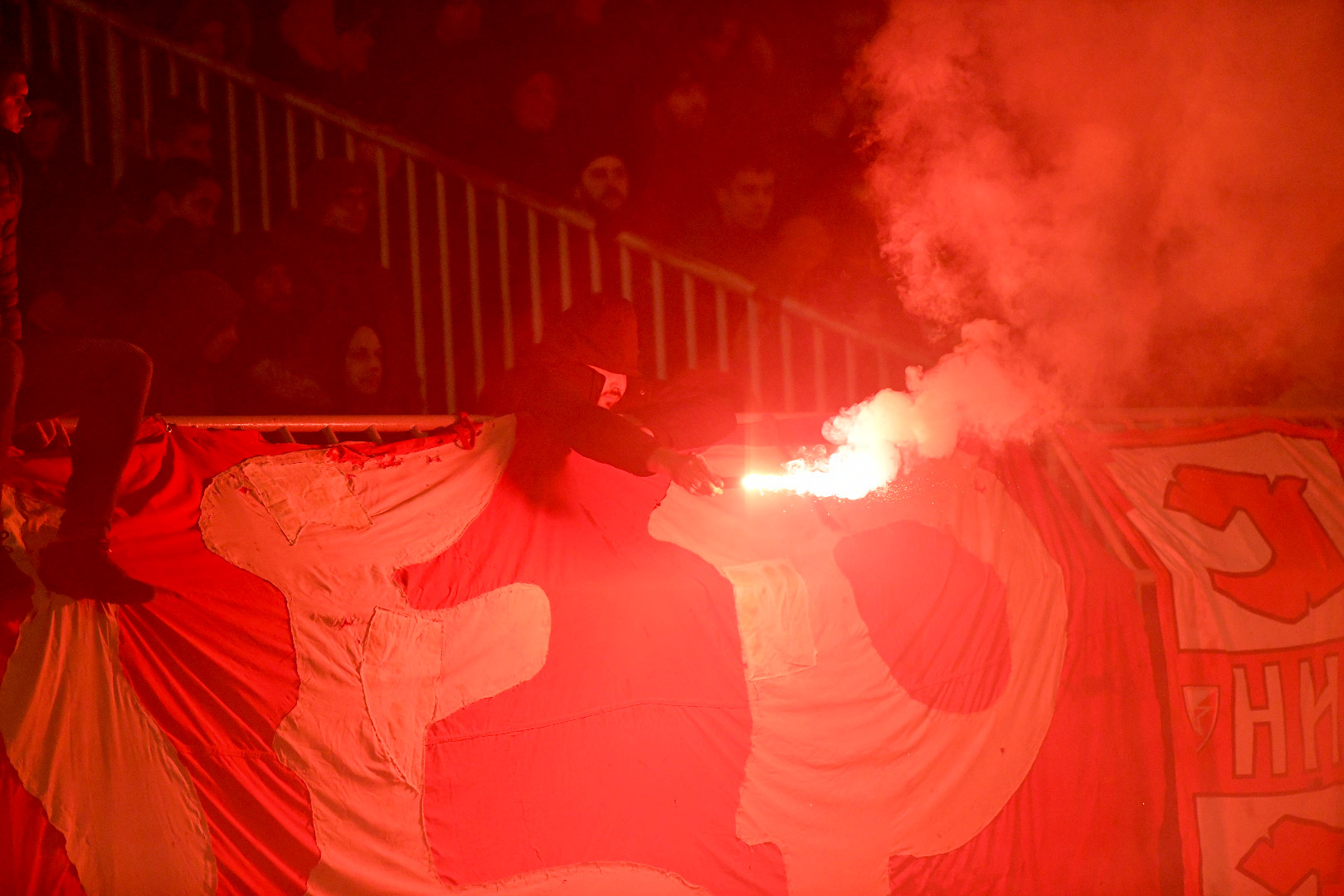 Beograd 20. decembar 2023. Fudbalska utakmica FK Partizan vs FK Crvena zvezda, derbi navijači baklje Foto:Amir Hamzagić/Nova.rs