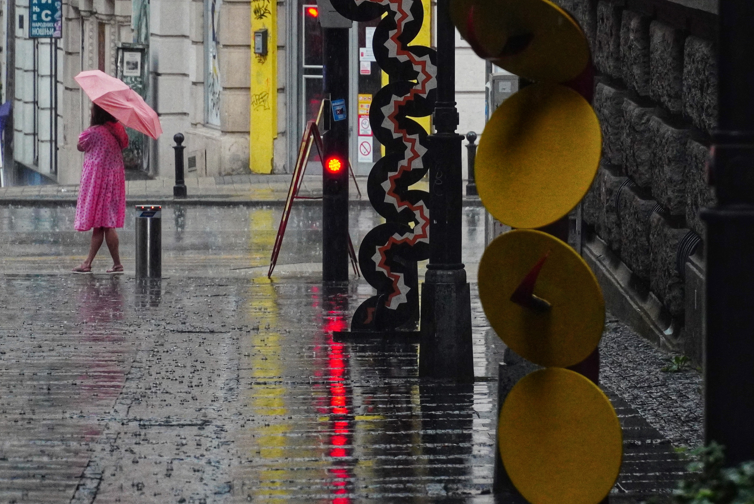 kiša oluja nevreme    Beograd, 26. juna 2024. - U Beogradu promenljivo oblačno sa sunčanim intervalima, toplo i sparno, ali i nestabilno, pa se na širem području grada očekuju i lokalni pljuskovi sa grmljavinom.  FOTO TANJUG/VLADIMIR ŠPORČIĆ/bs