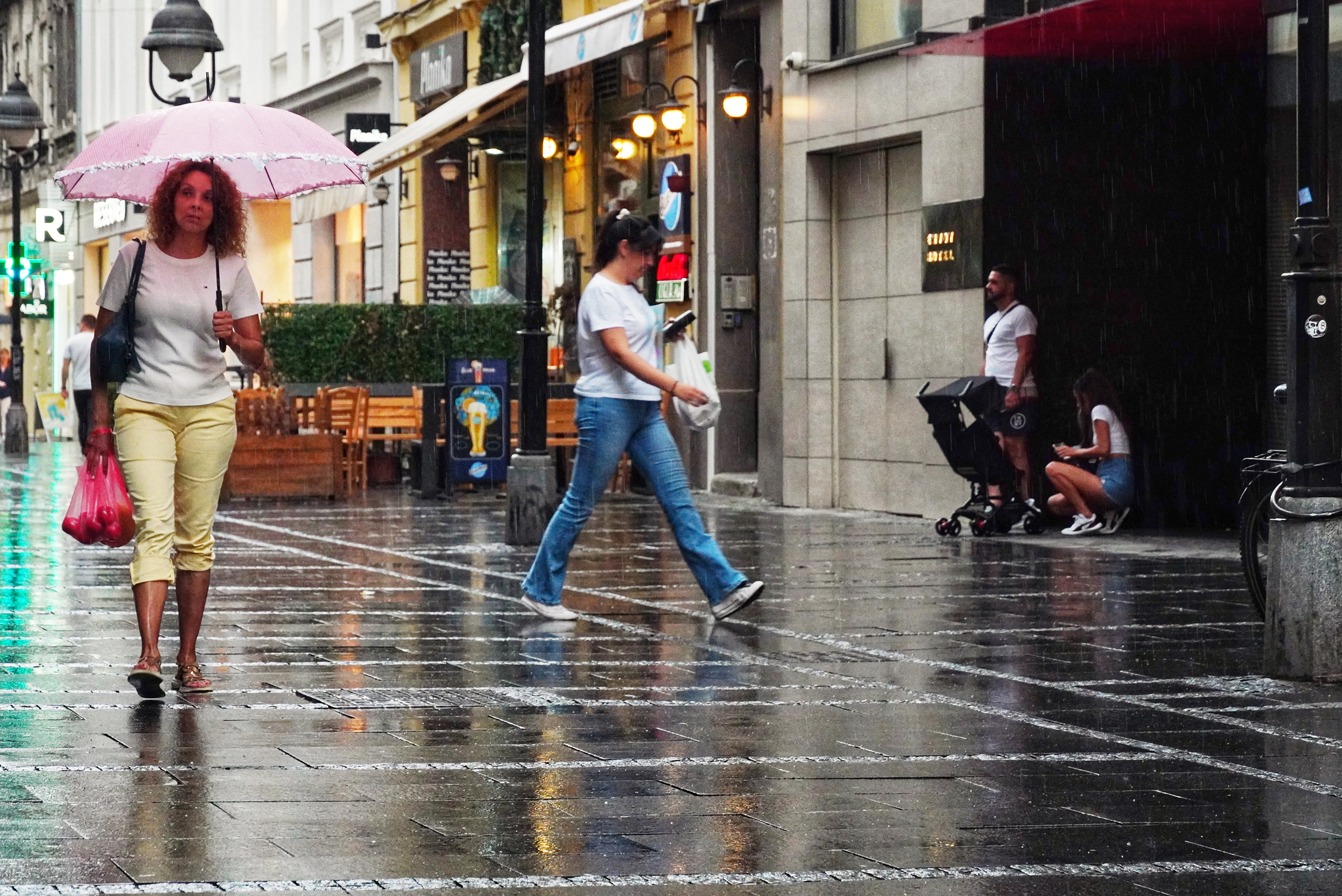 kiša oluja nevreme   Beograd, 26. juna 2024. - U Beogradu promenljivo oblačno sa sunčanim intervalima, toplo i sparno, ali i nestabilno, pa se na širem području grada očekuju i lokalni pljuskovi sa grmljavinom.  FOTO TANJUG/VLADIMIR ŠPORČIĆ/bs
