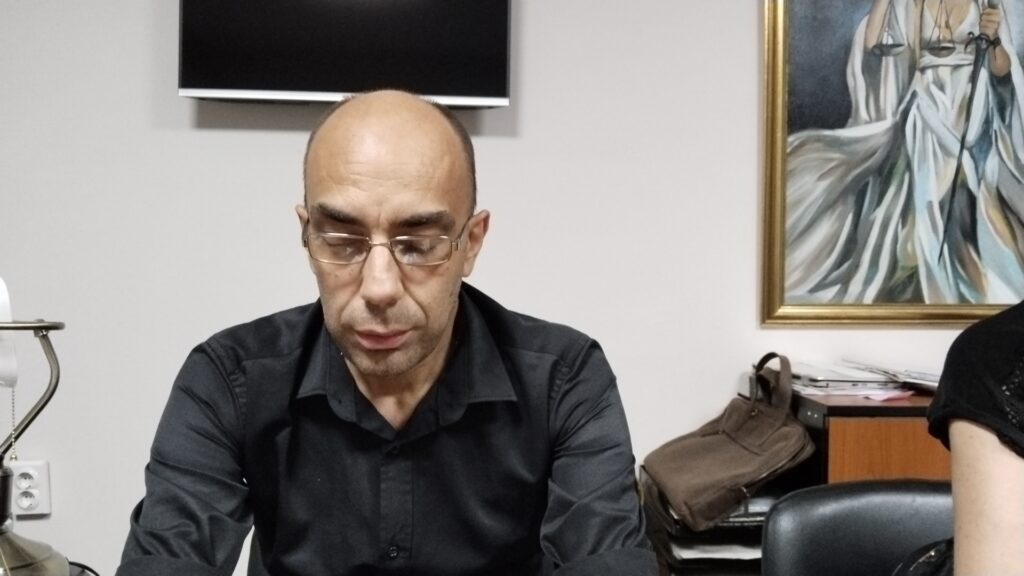 Slike za Tanju, mica siimic, u crnini, sanja simic i advokat knezevic u plavom